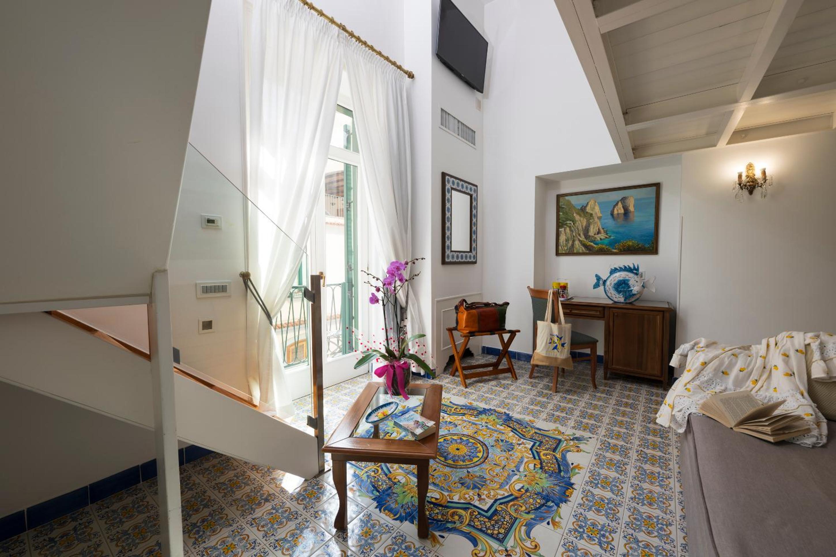 Junior Suite with Balcony - Photo 14