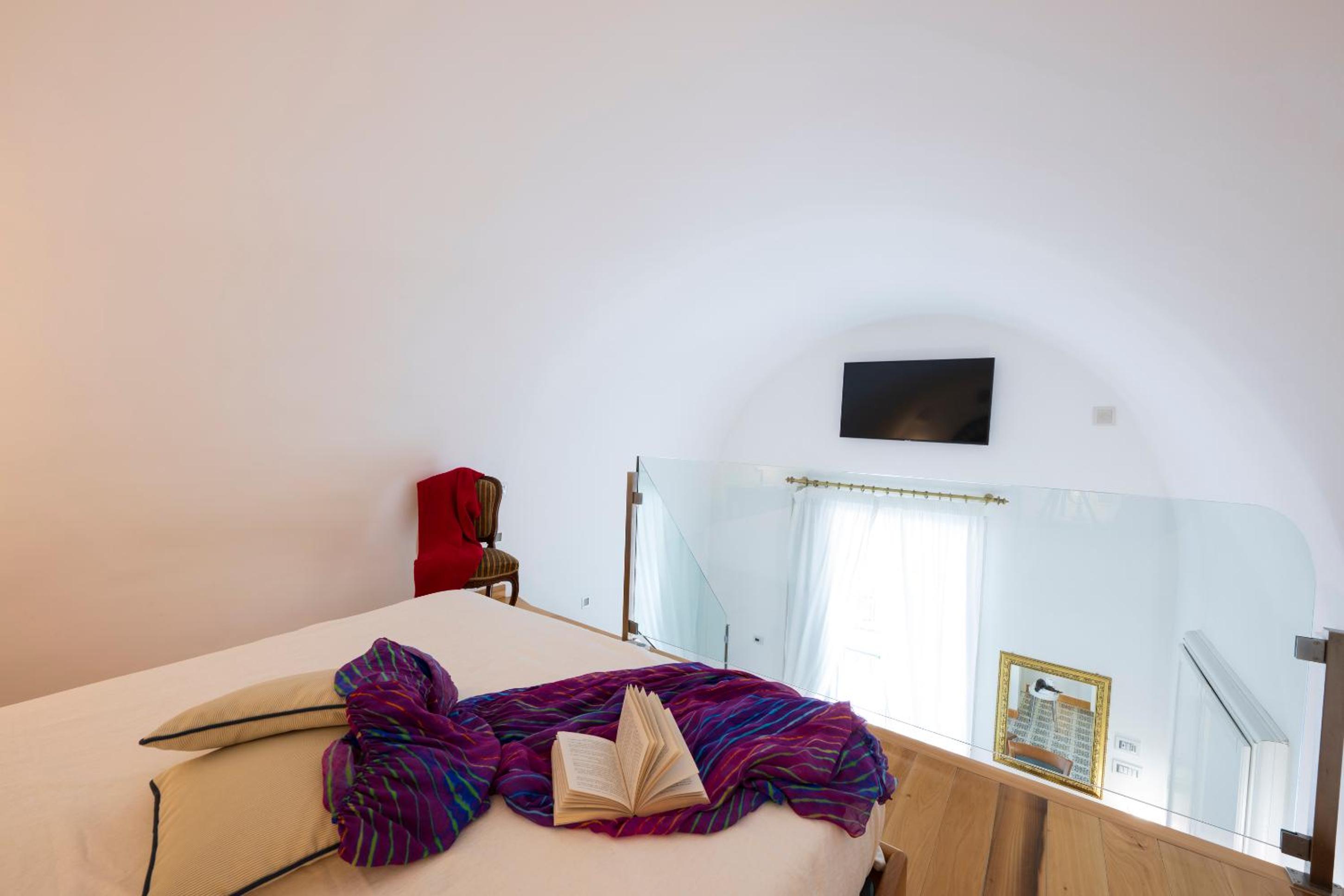Junior Suite with Balcony - Photo 13