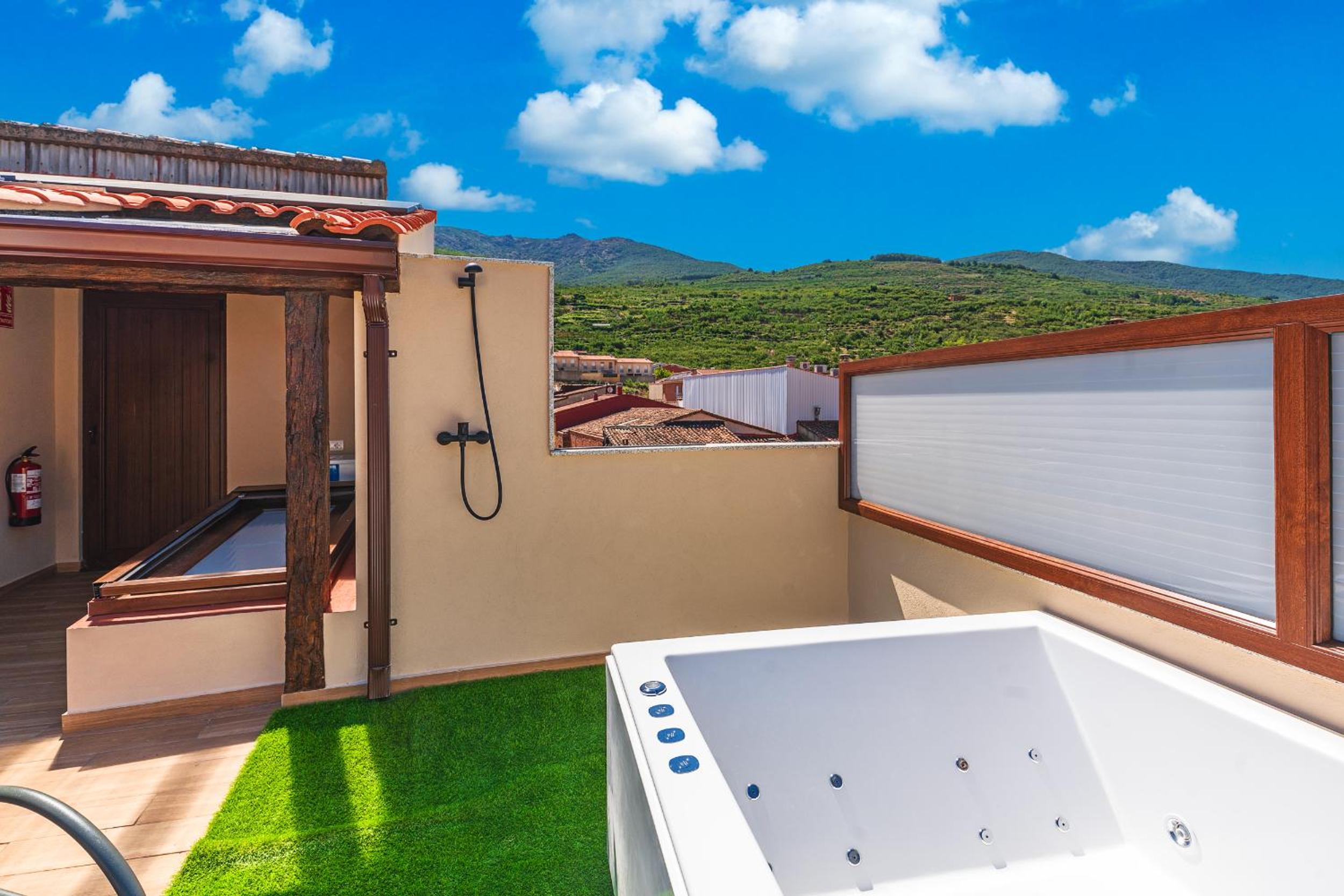 Two-Bedroom Deluxe Apartment with Balcony photo 2