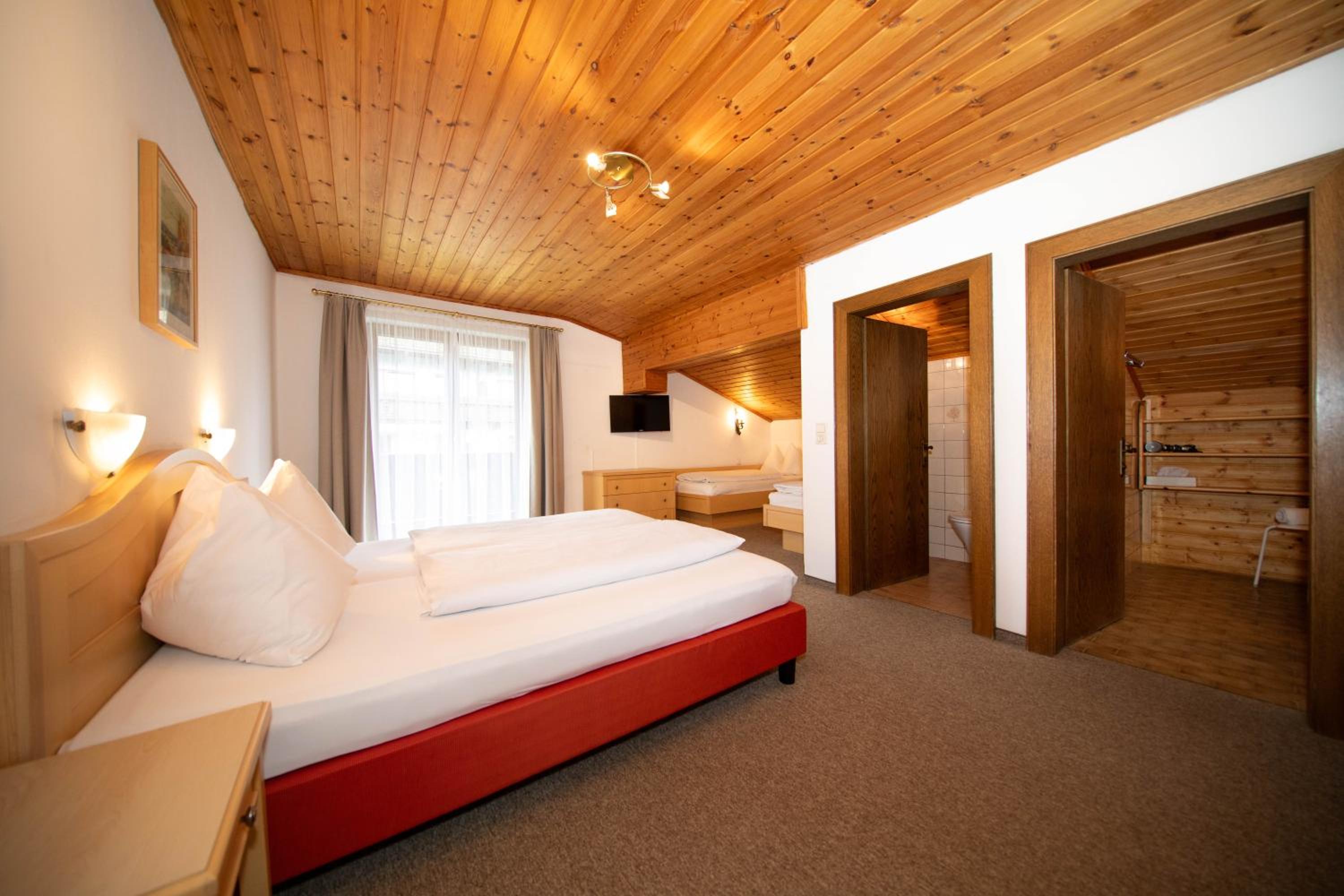 Quadruple Room - Photo 8