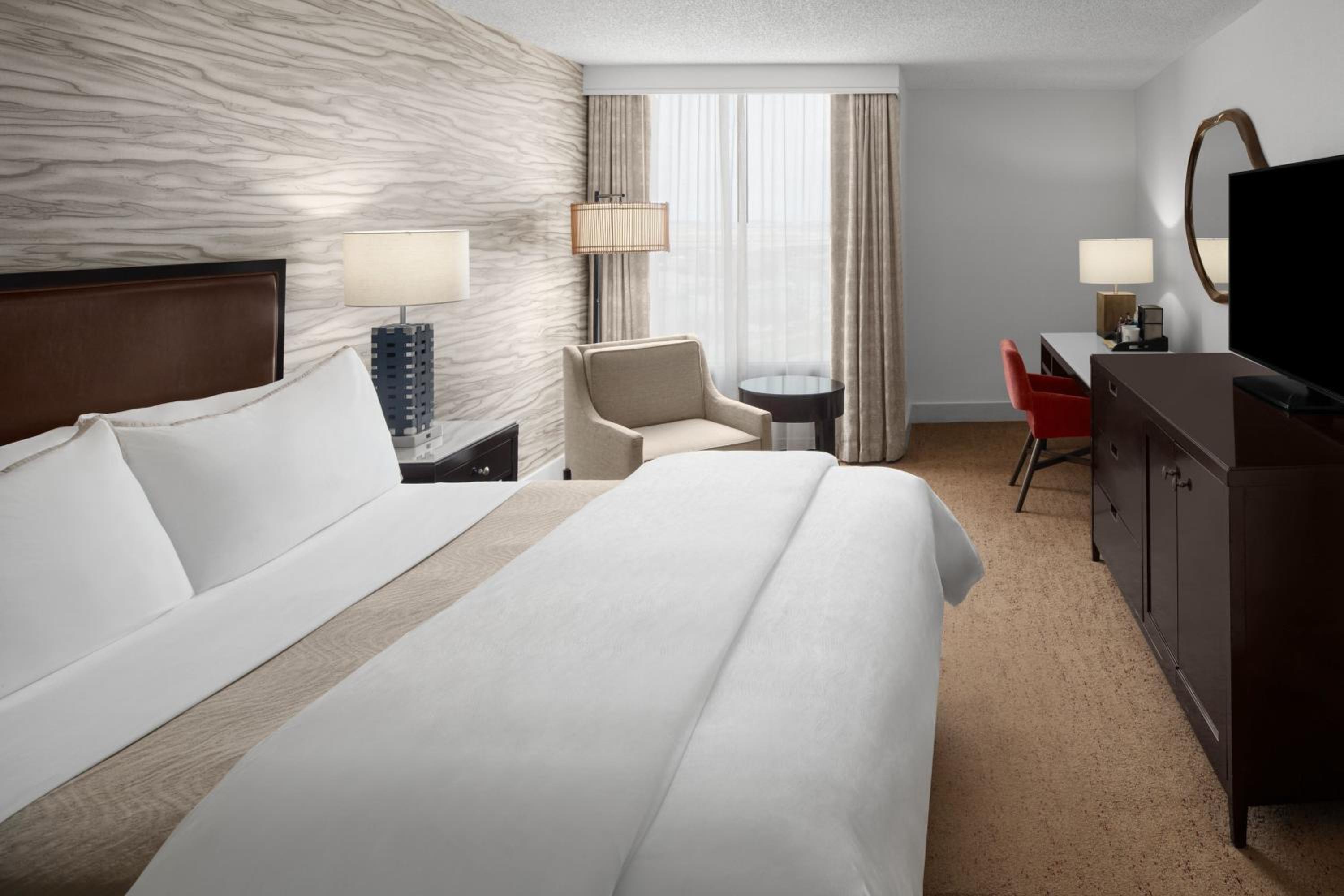Traditional King Room with Roll-in Shower - Mobility Accessible