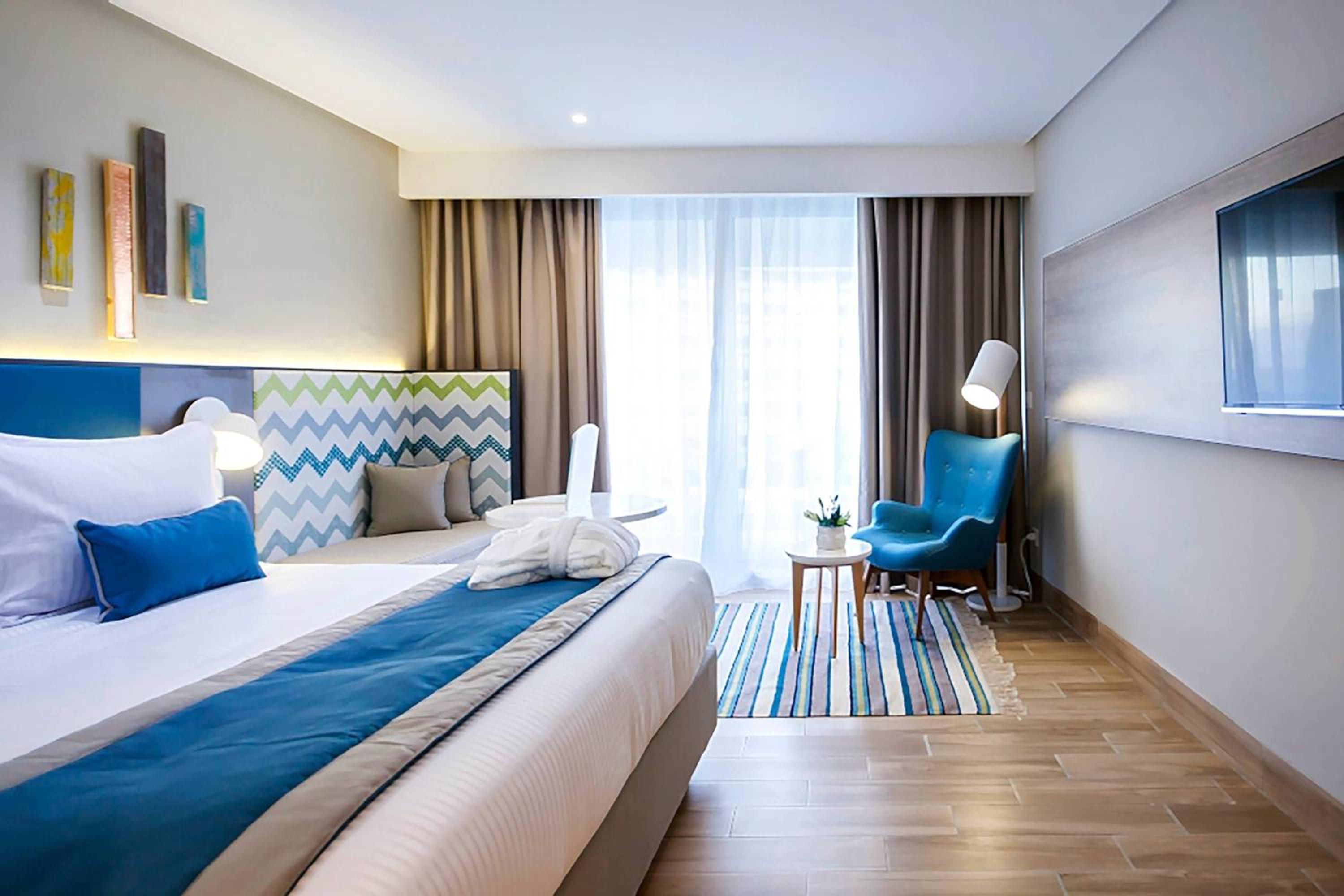 2 Bedroom Executive Suite, Seafront, Balcony thumbnail 6