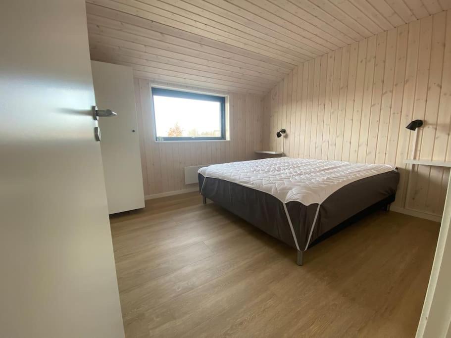 Five-Bedroom House photo 3