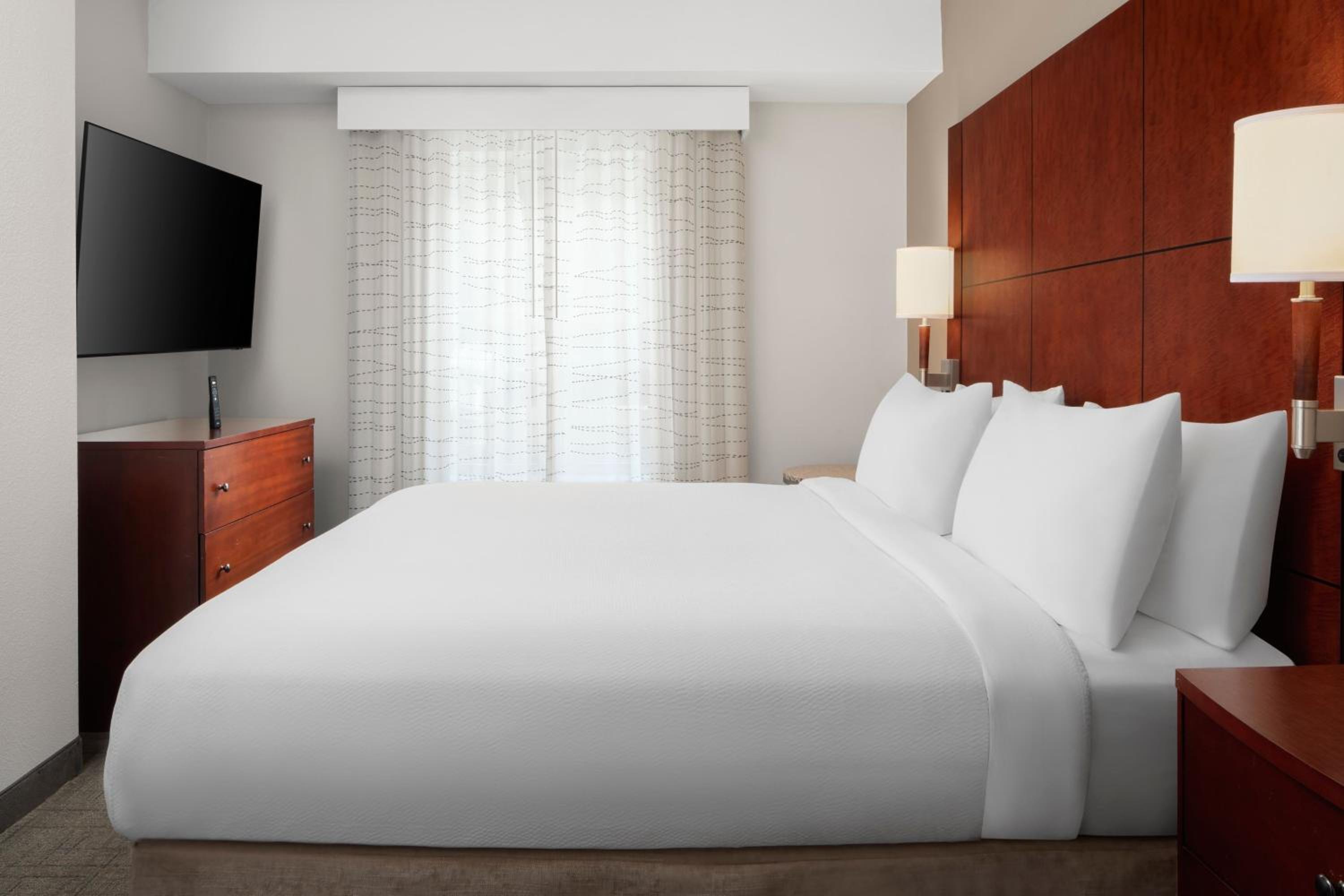 Deluxe King Suite with Sofa Bed - Photo 3