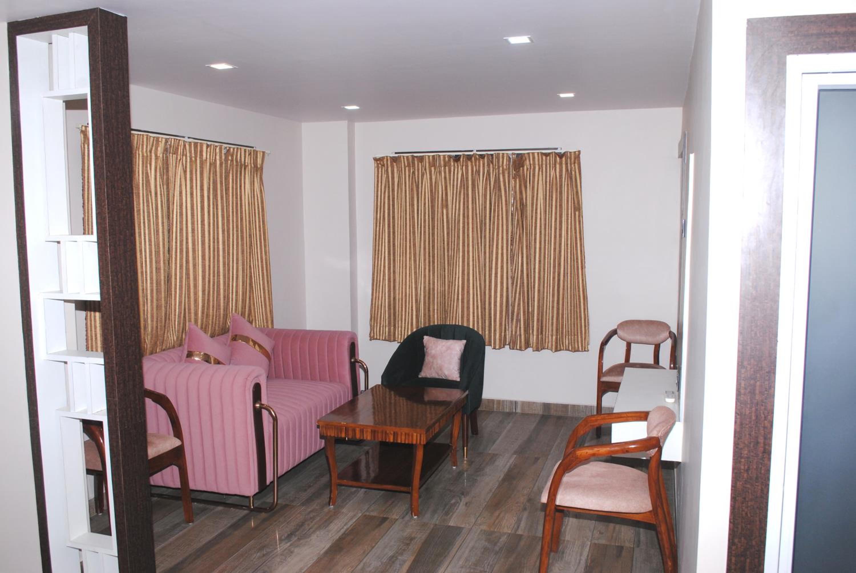 Deluxe Double Room (2 Adults + 1 Child)