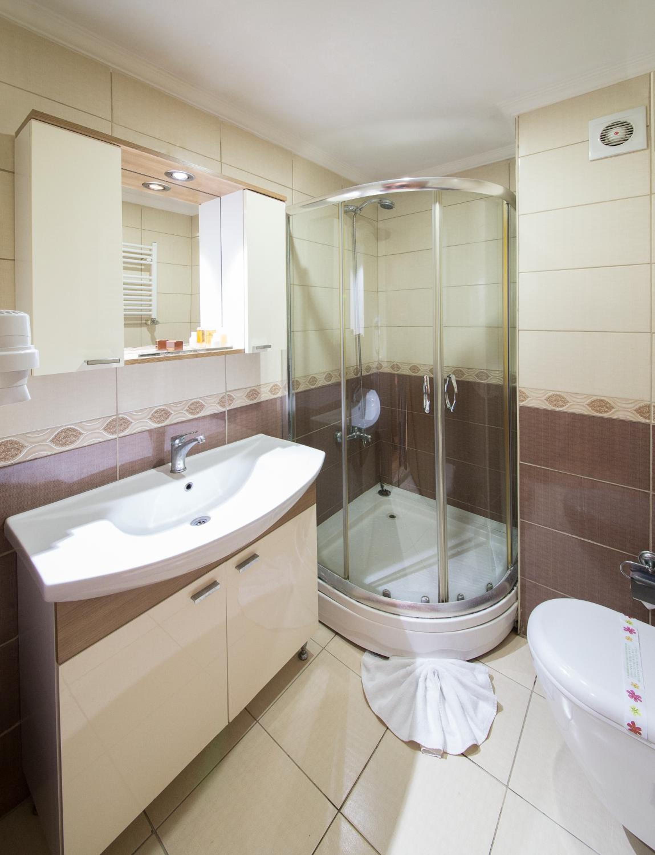 Deluxe Double Room (2 Adults + 1 Child) photo 2