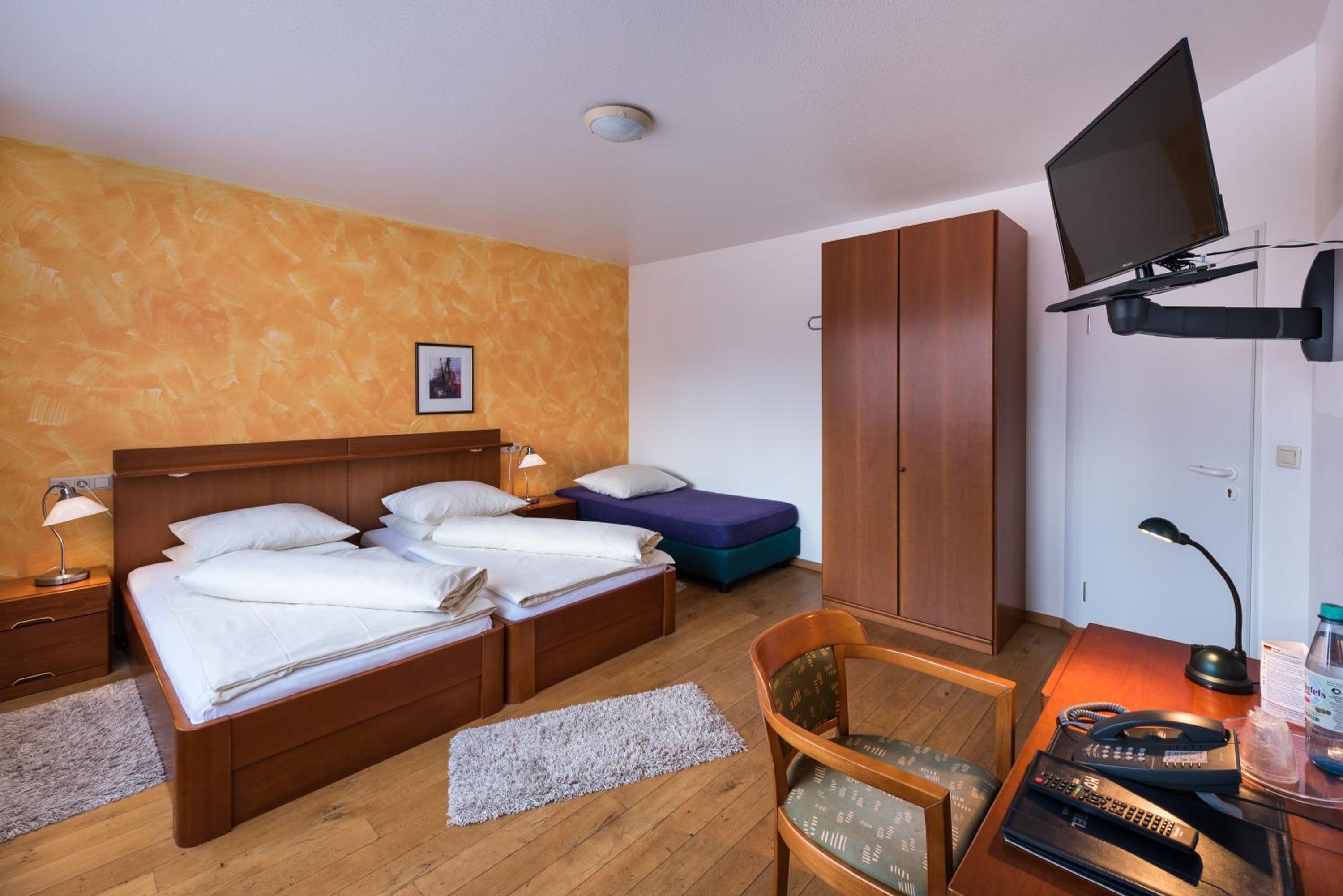 Economy Triple Room photo 1