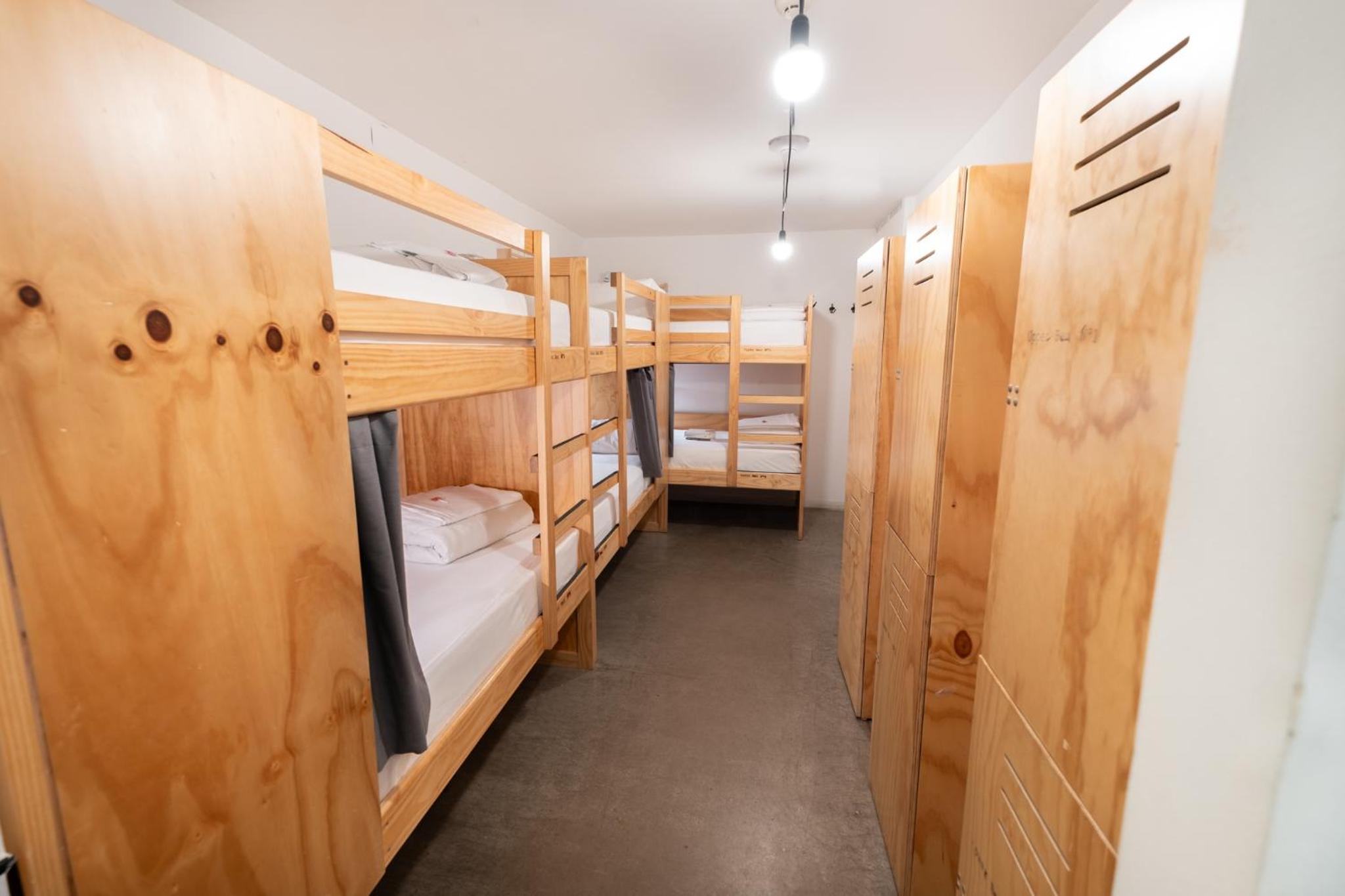 Cama individual en dormitorio compartido de 10 camas.