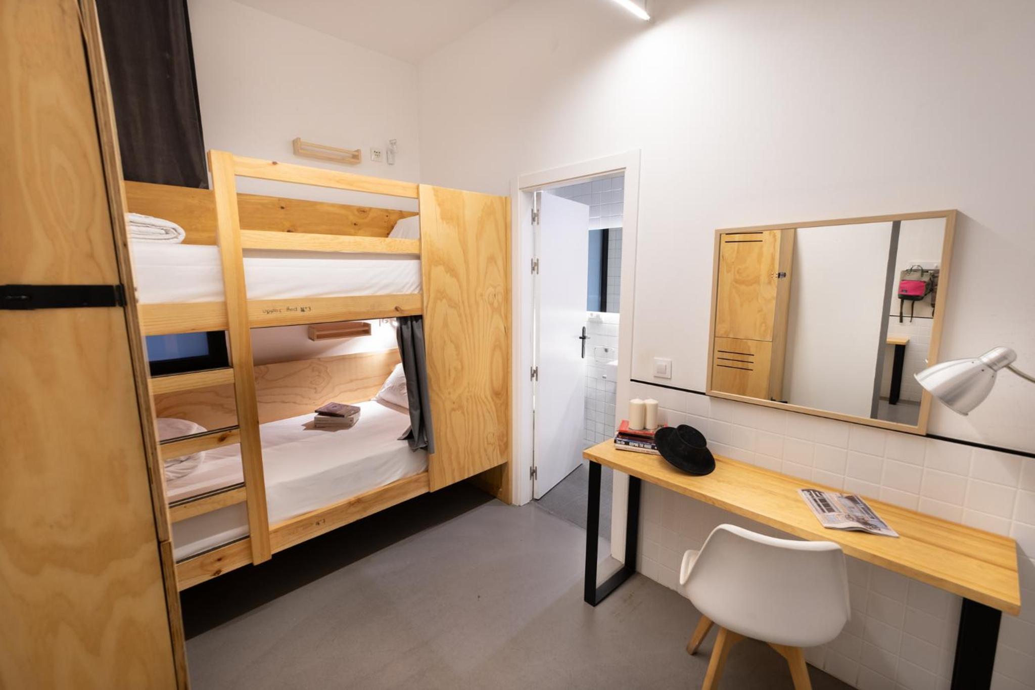Single Bed in 8-Bed Mixed Dormitory Room with Shared Bathroom  photo 3