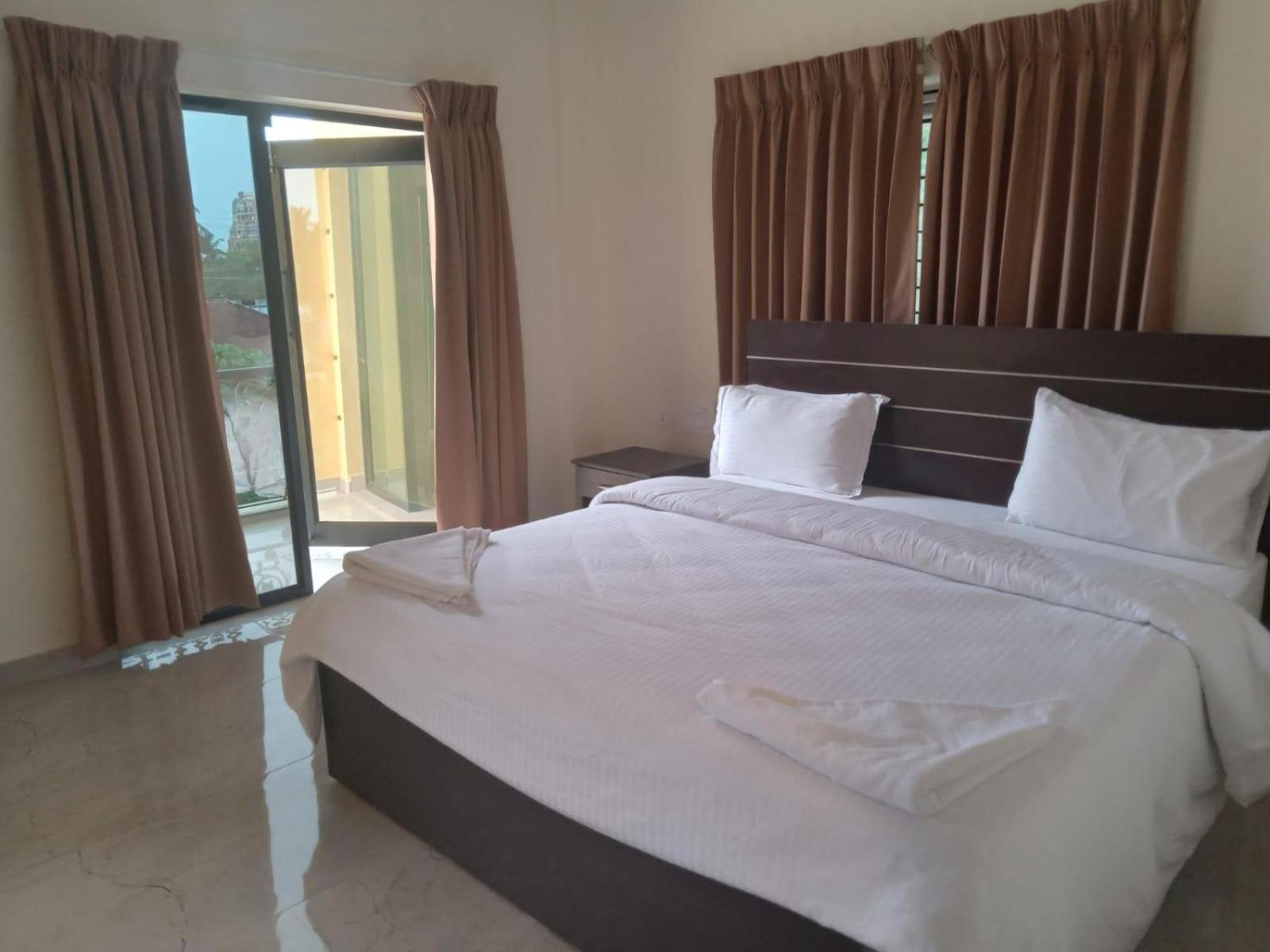 Deluxe Double Room with Balcony photo 3