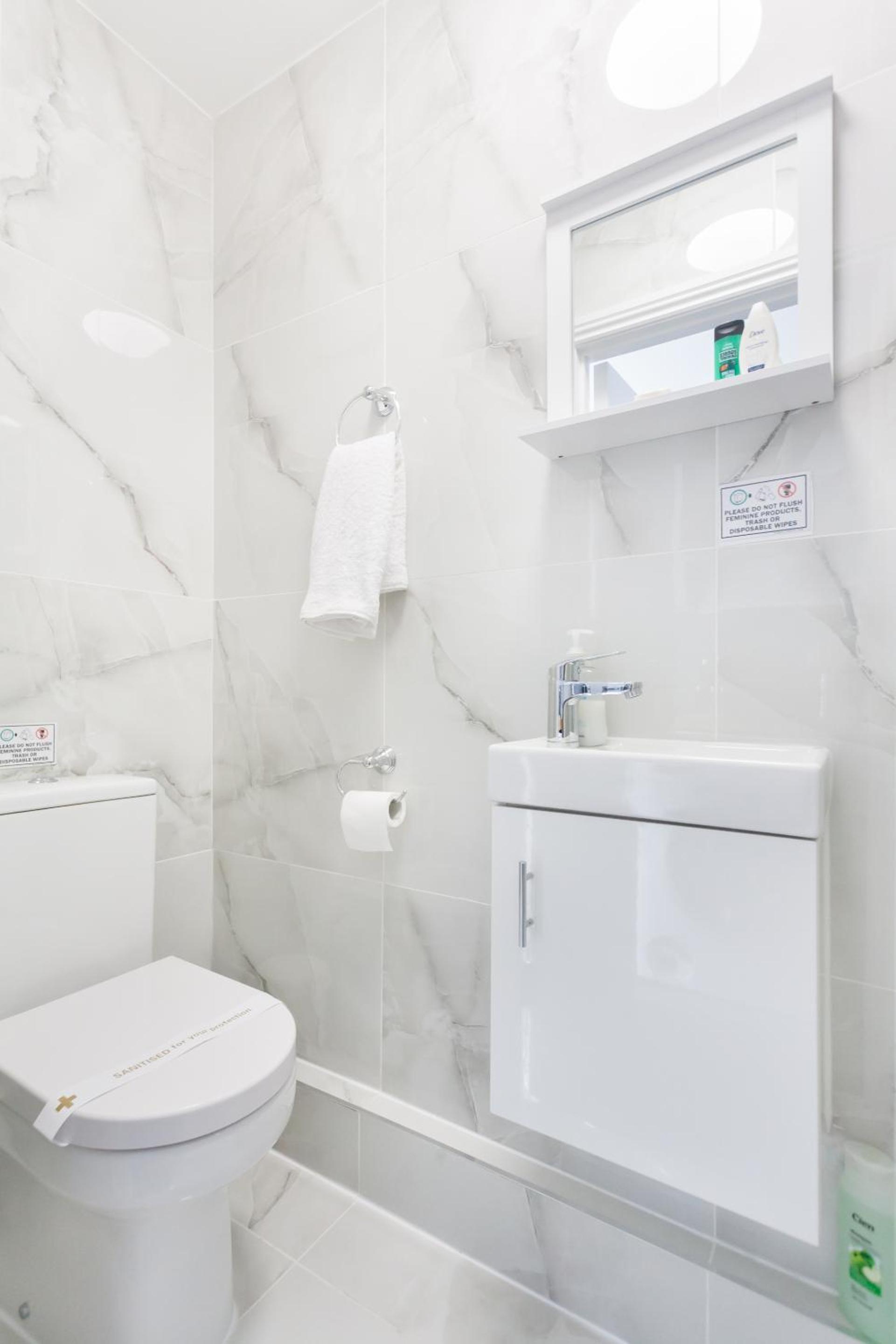 Twin Room with Shared Bathroom photo 3