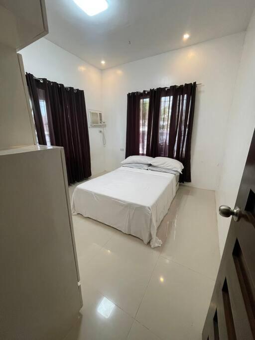 Five-Bedroom House photo 1
