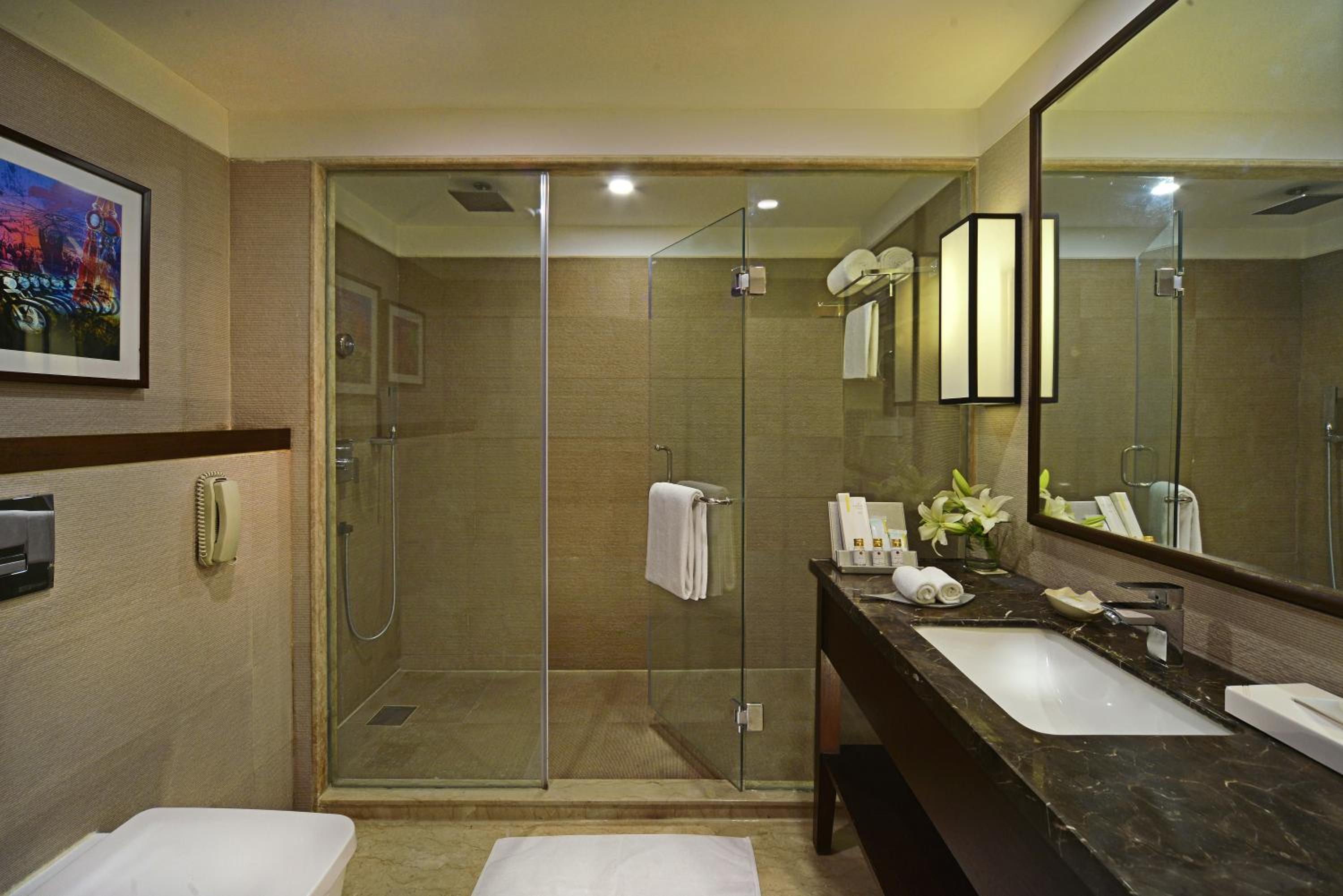 Deluxe King Room - Non-Smoking - Photo 2