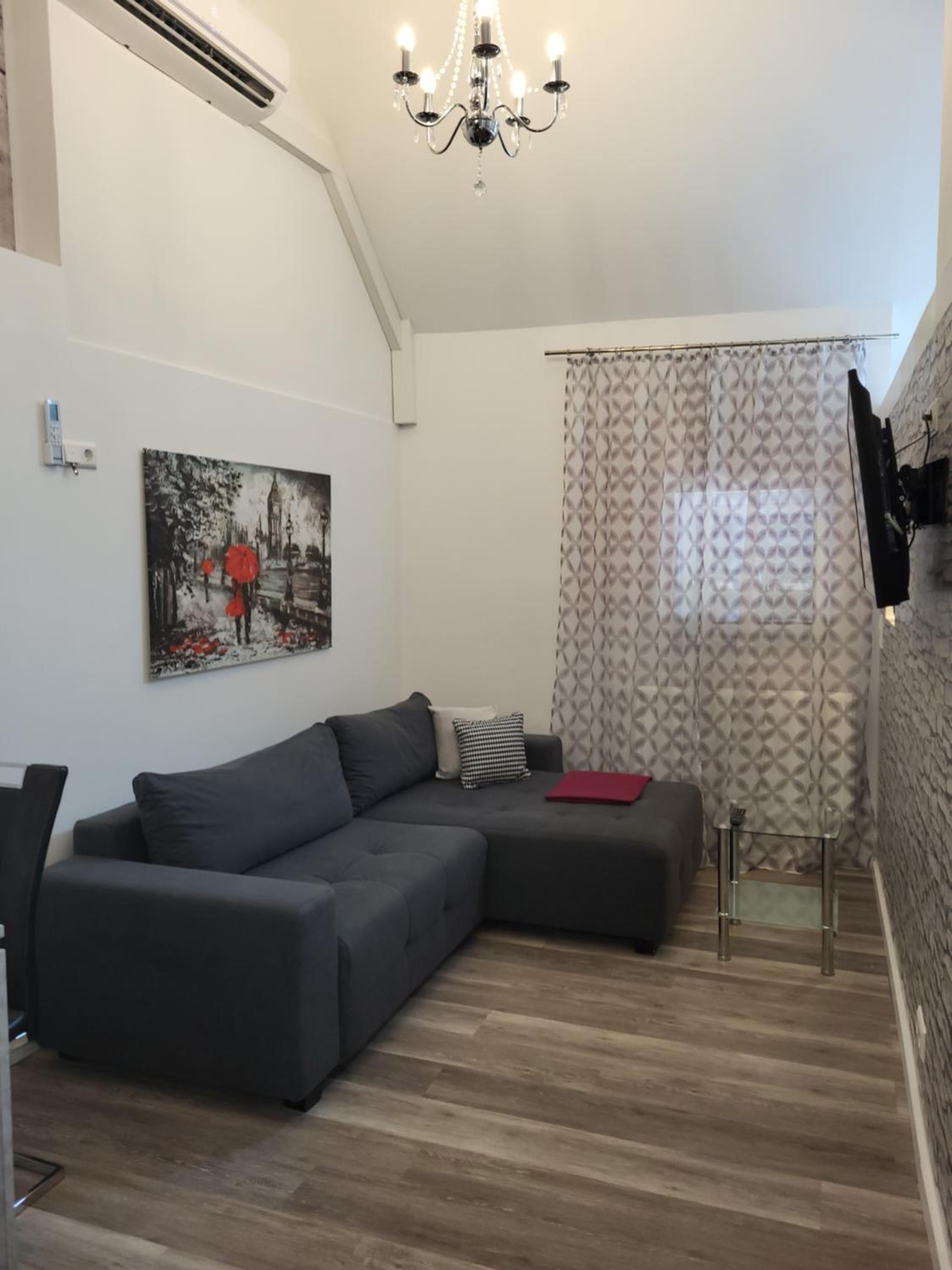 Apartment - Split Level - Photo 1