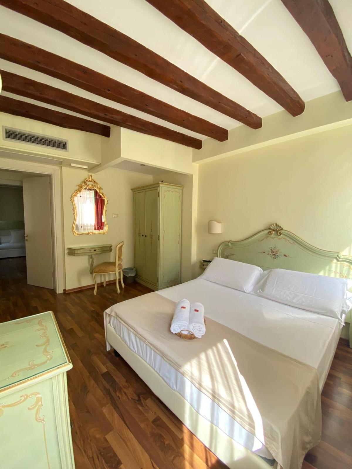One-Bedroom House photo 1