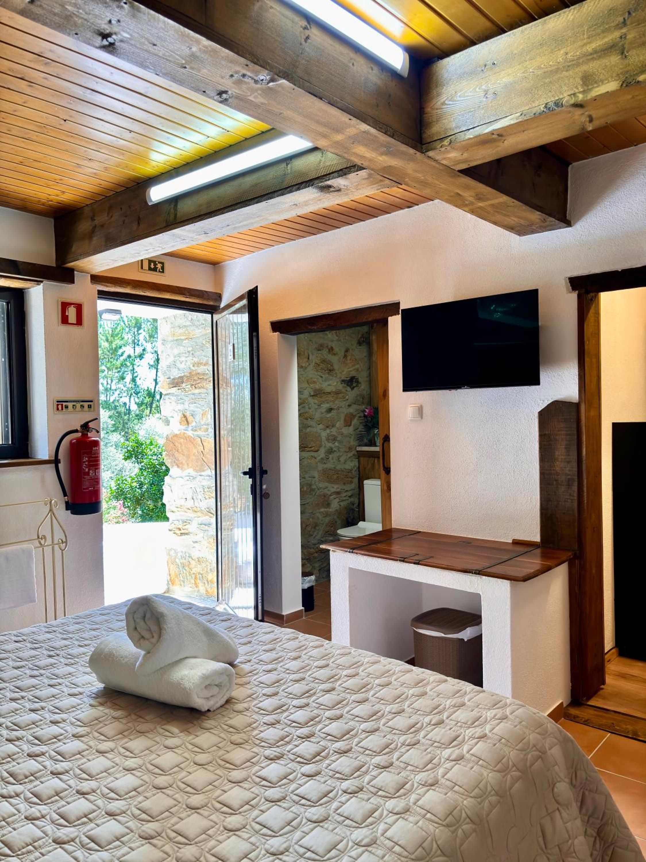 Double Room with Mountain View - Photo 3