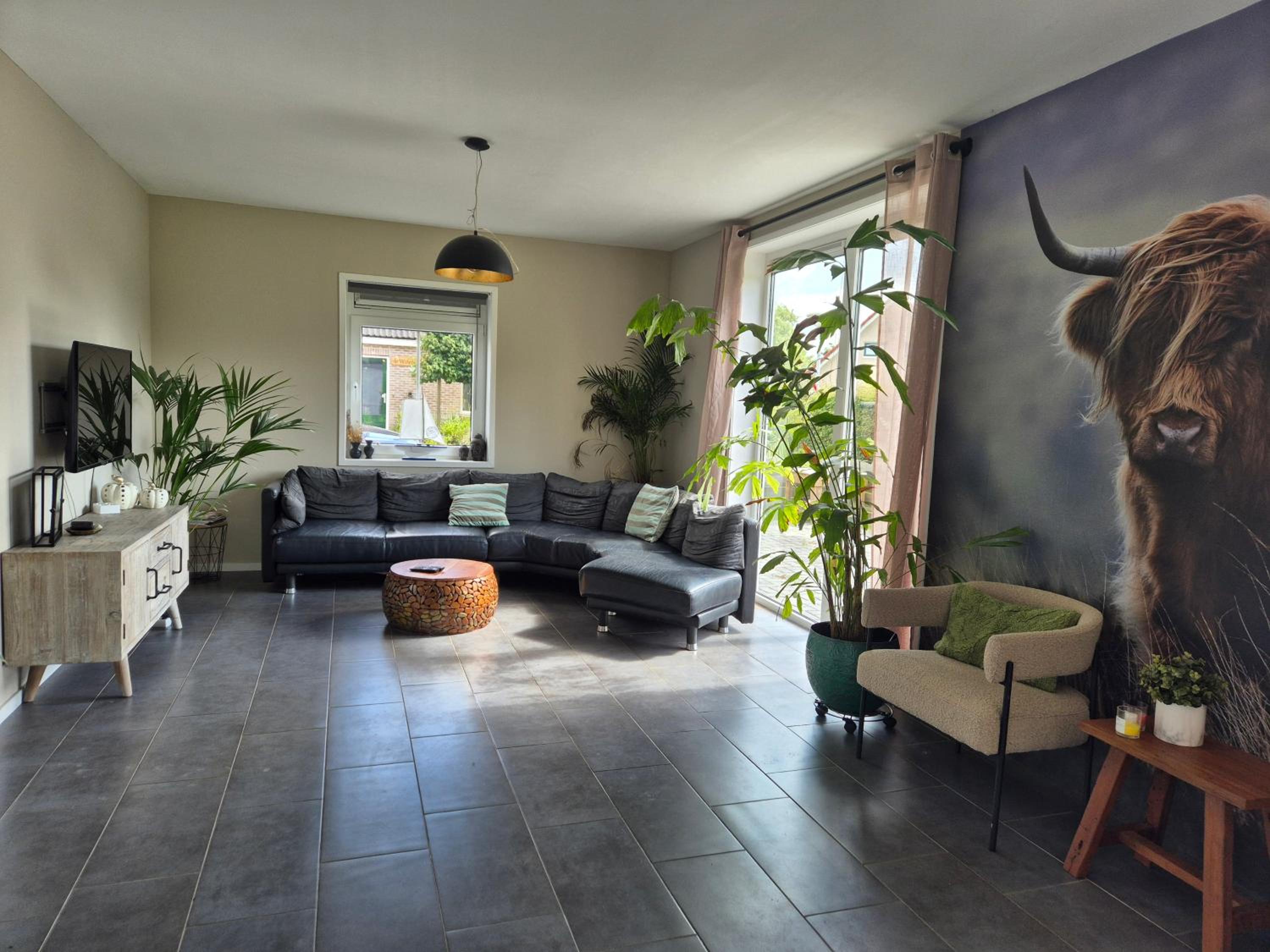 Five-Bedroom House photo 2