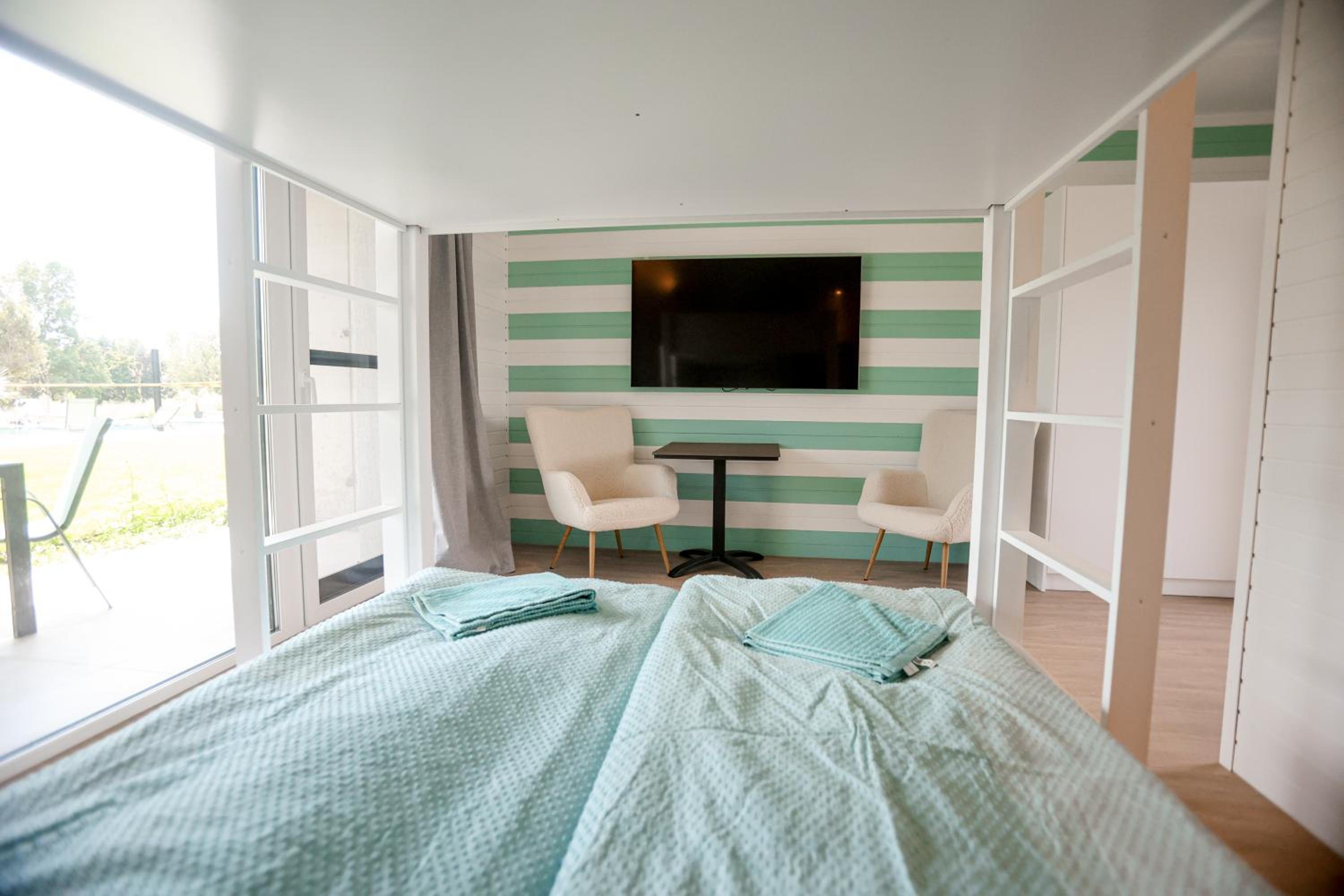 Quadruple Room with Private Bathroom photo 2