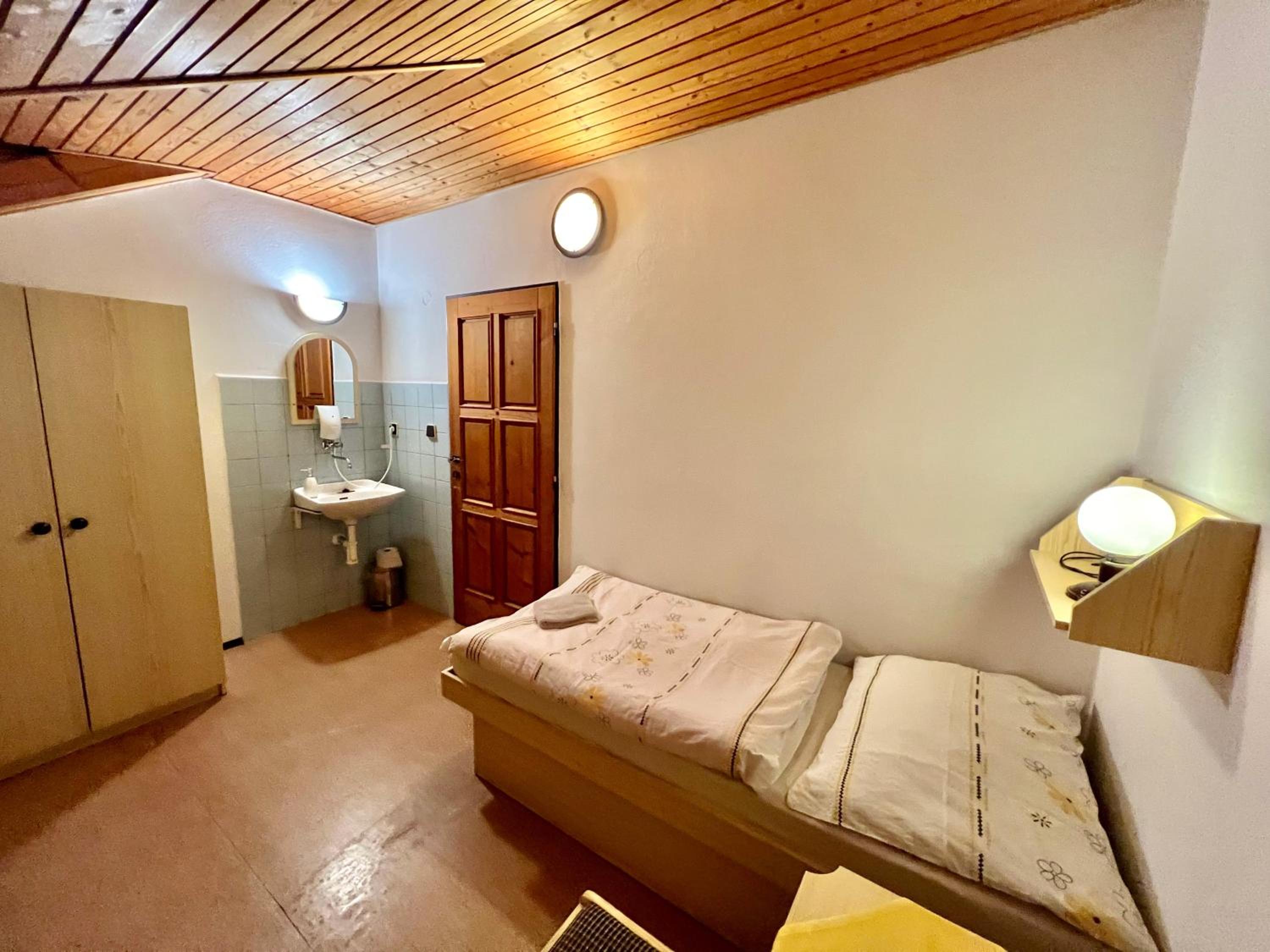 Twin Room with Shared Bathroom photo 1