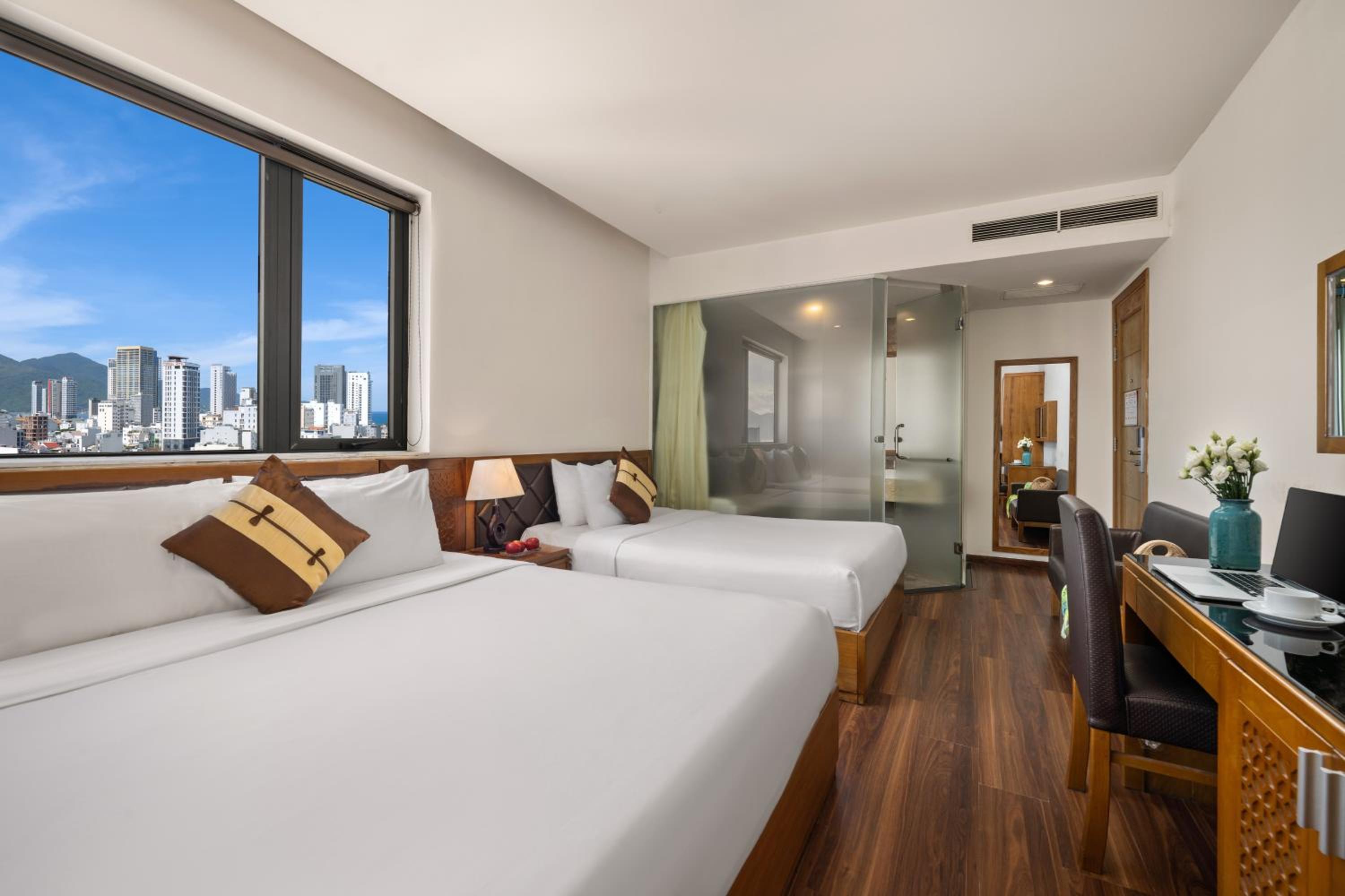 Deluxe Family Room City View