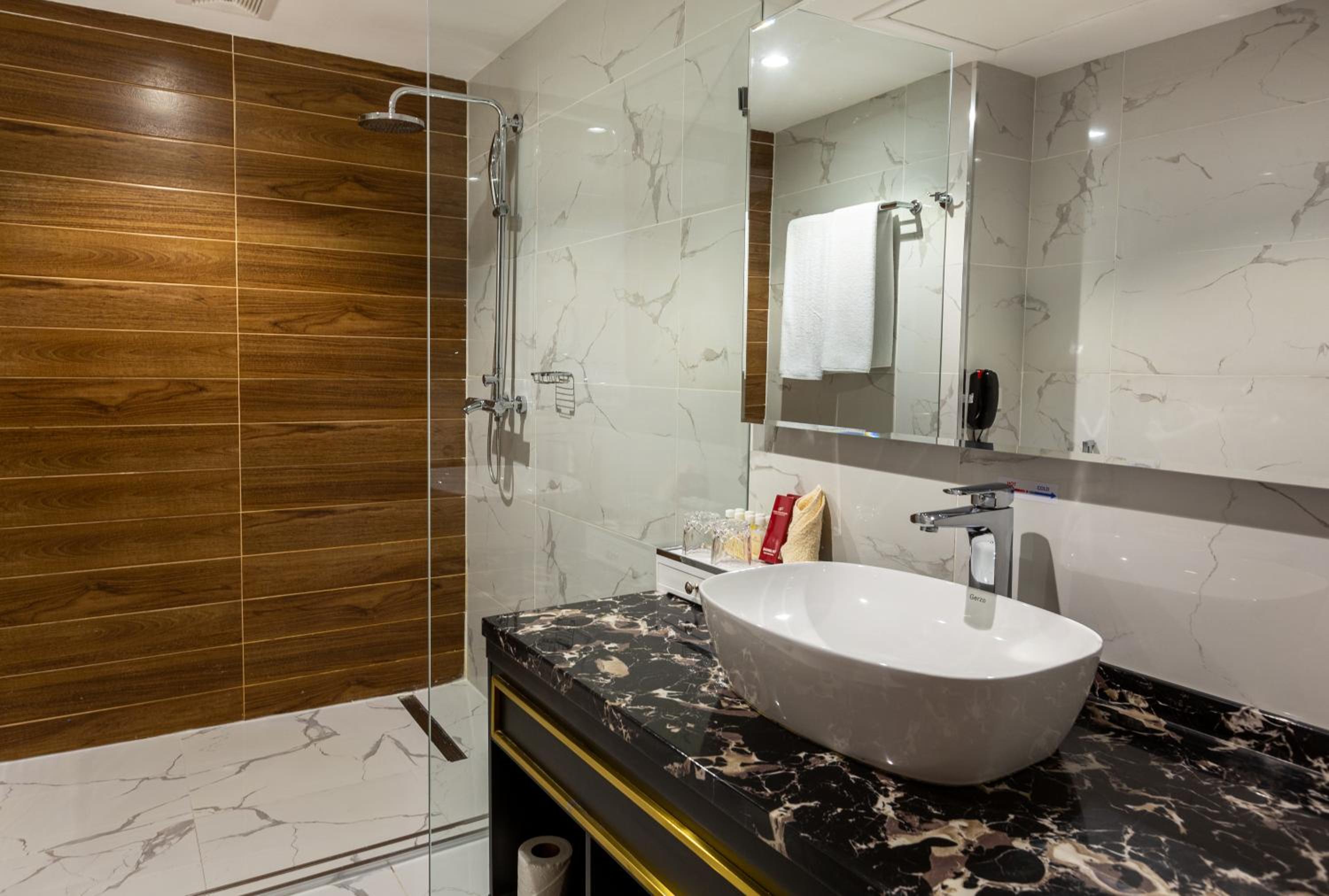 Deluxe King Room - Photo 2