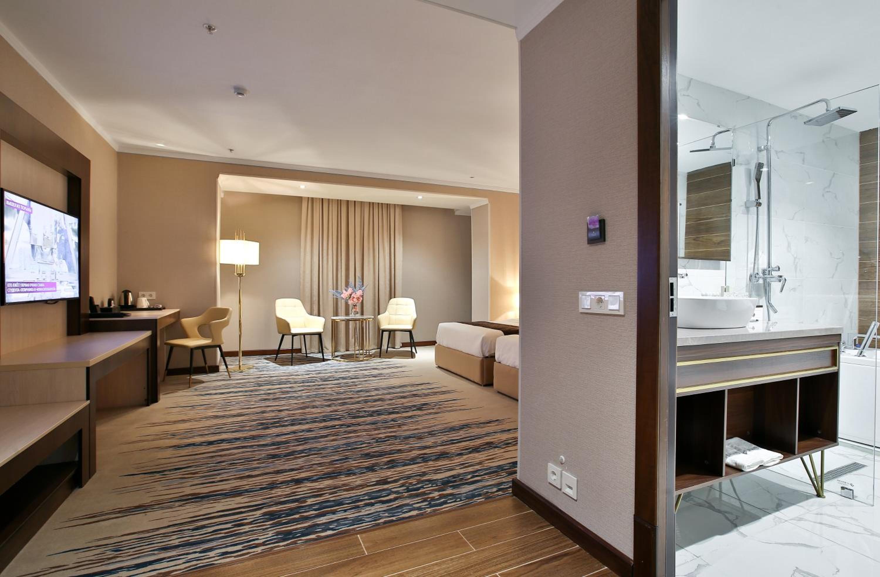 Suite - Photo 2