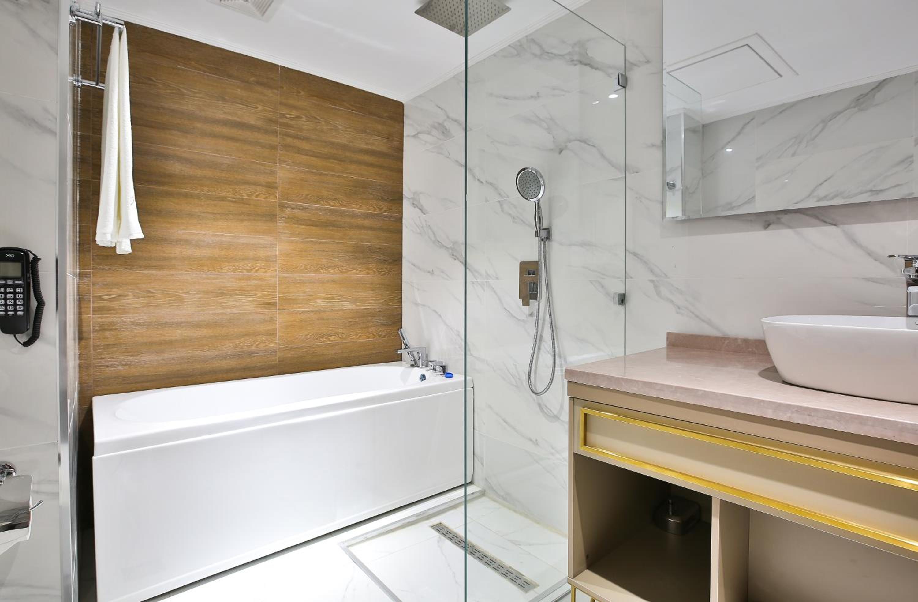 King Suite - Photo 6