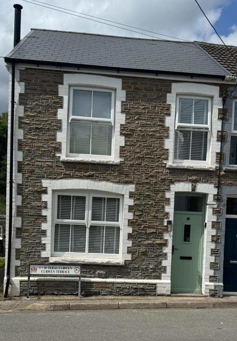 Three-Bedroom House photo 3