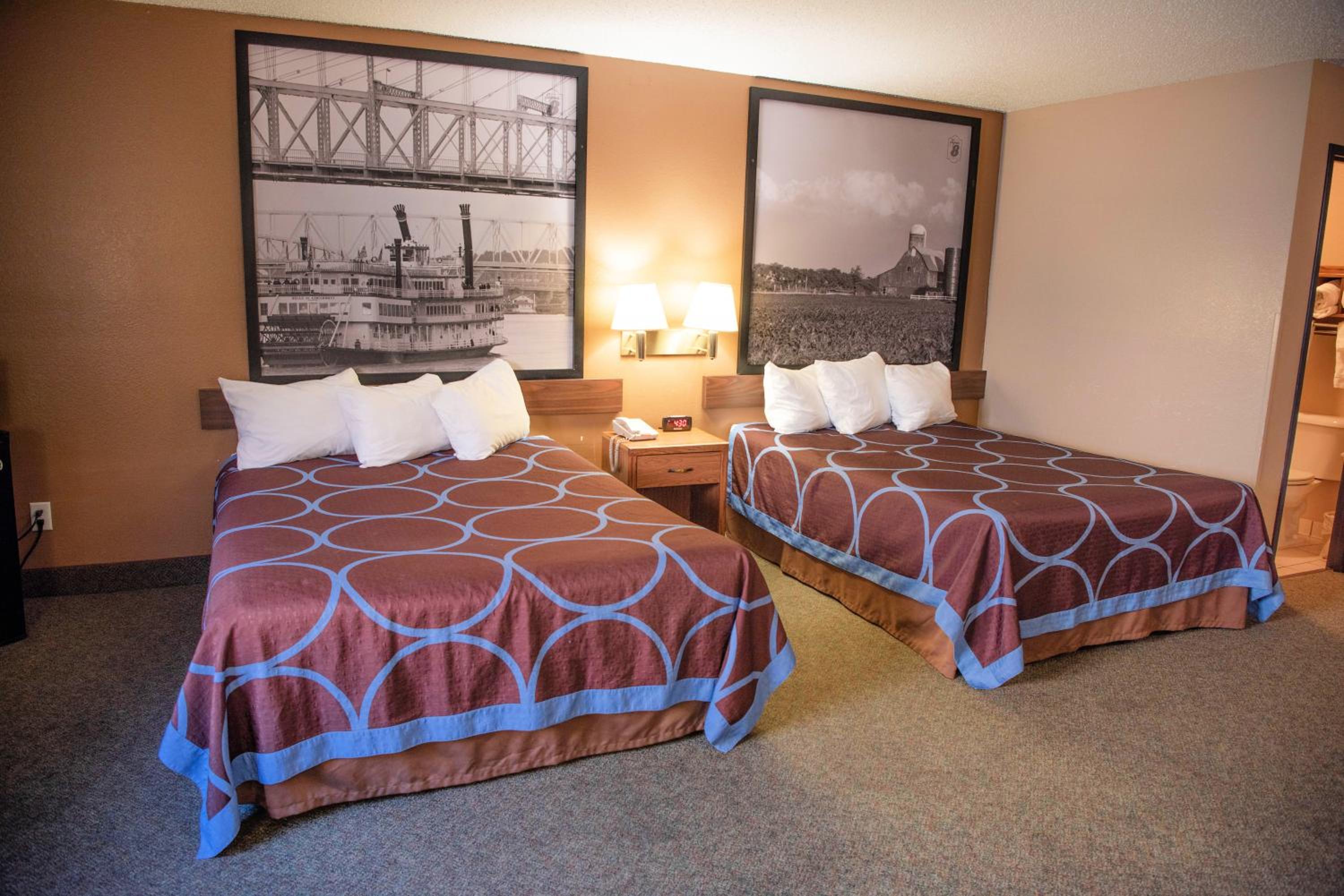 Queen Room with Two Queen Beds - Pet Friendly/Non-Smoking - Photo 2