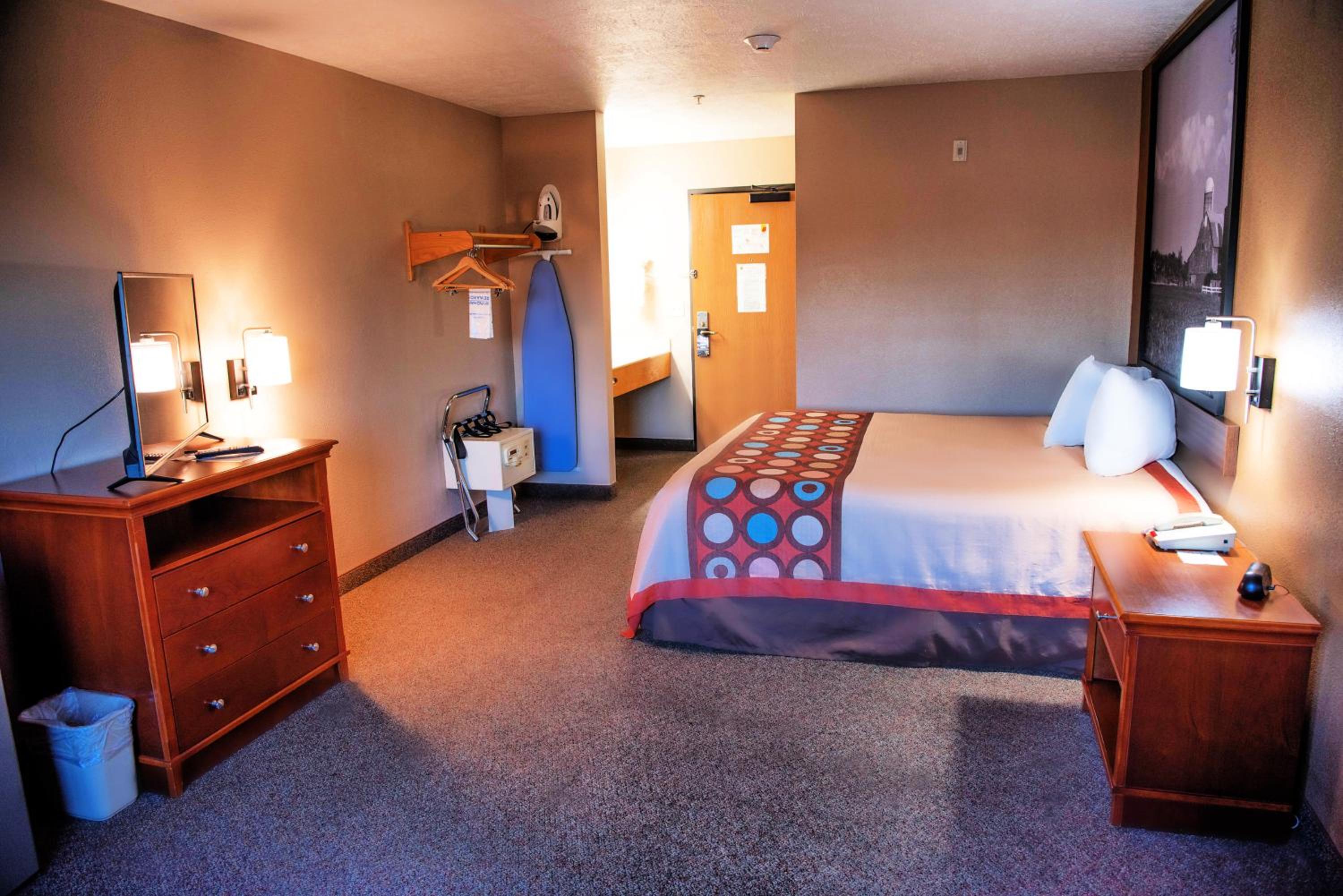 Queen Room - Pet Friendly/Non-Smoking - Photo 1