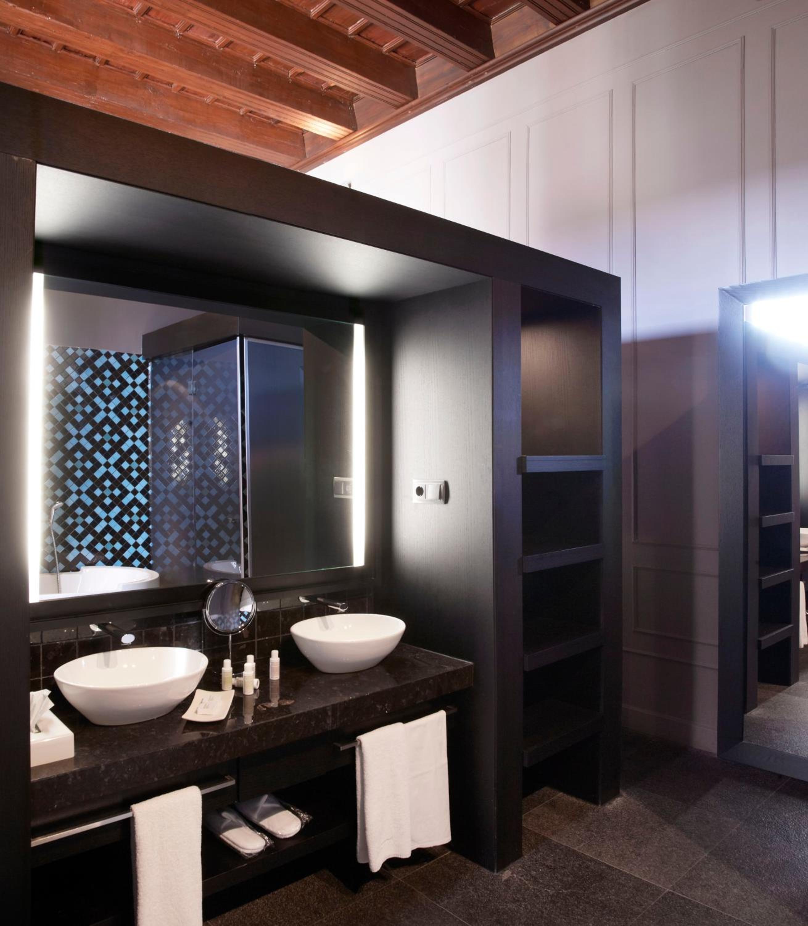 Suite - Photo 11