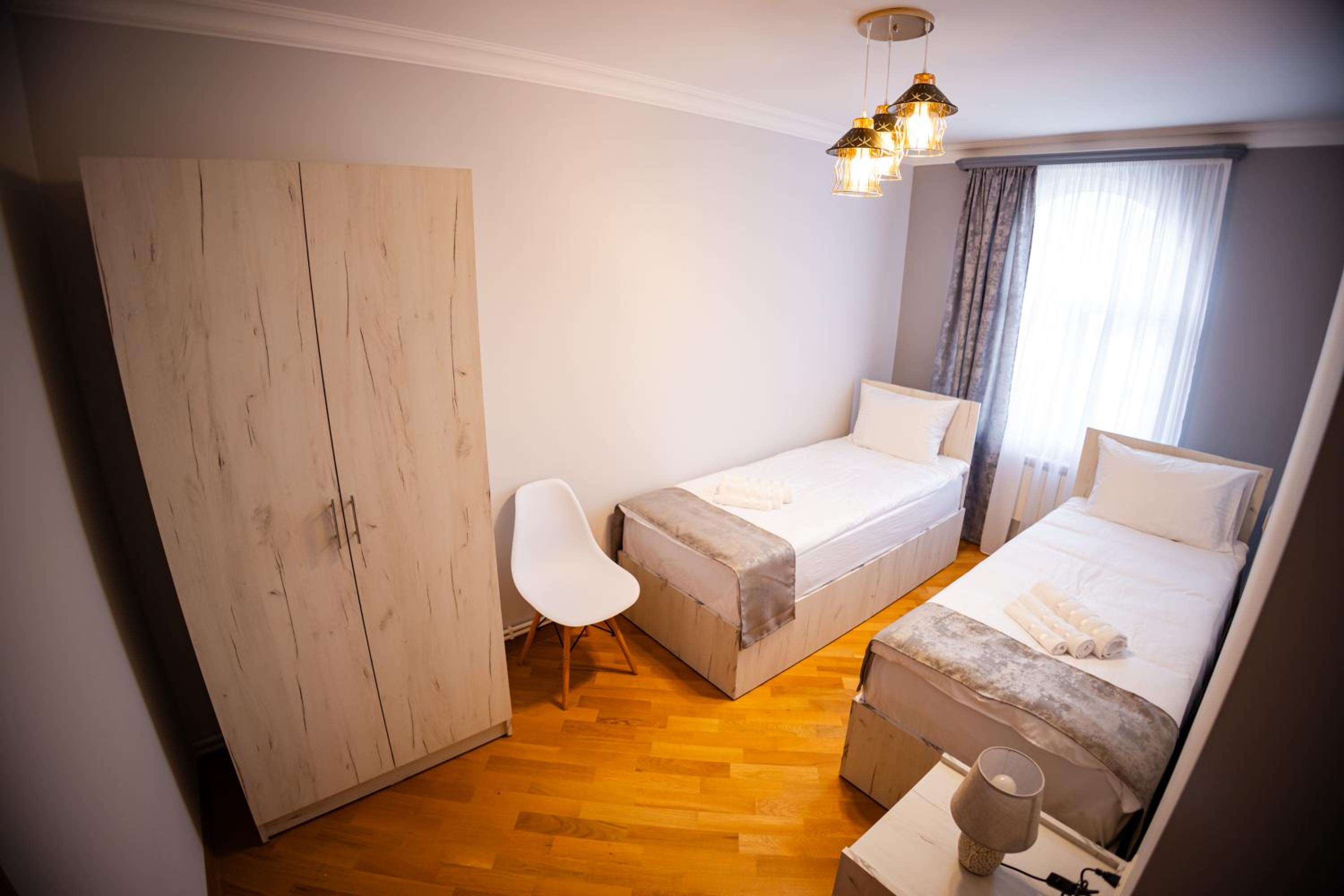 Six-Bedroom House photo 2