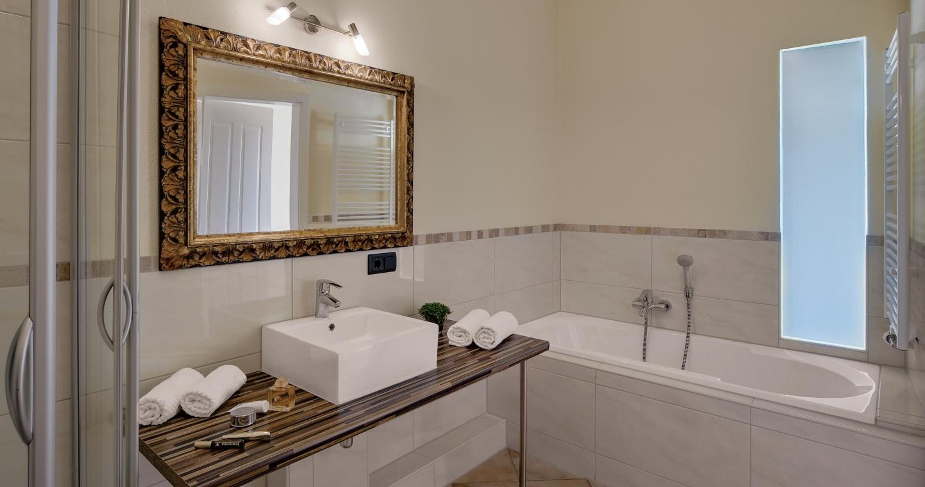 Superior Double Room with garden view, balcony & air-condition - Photo 3