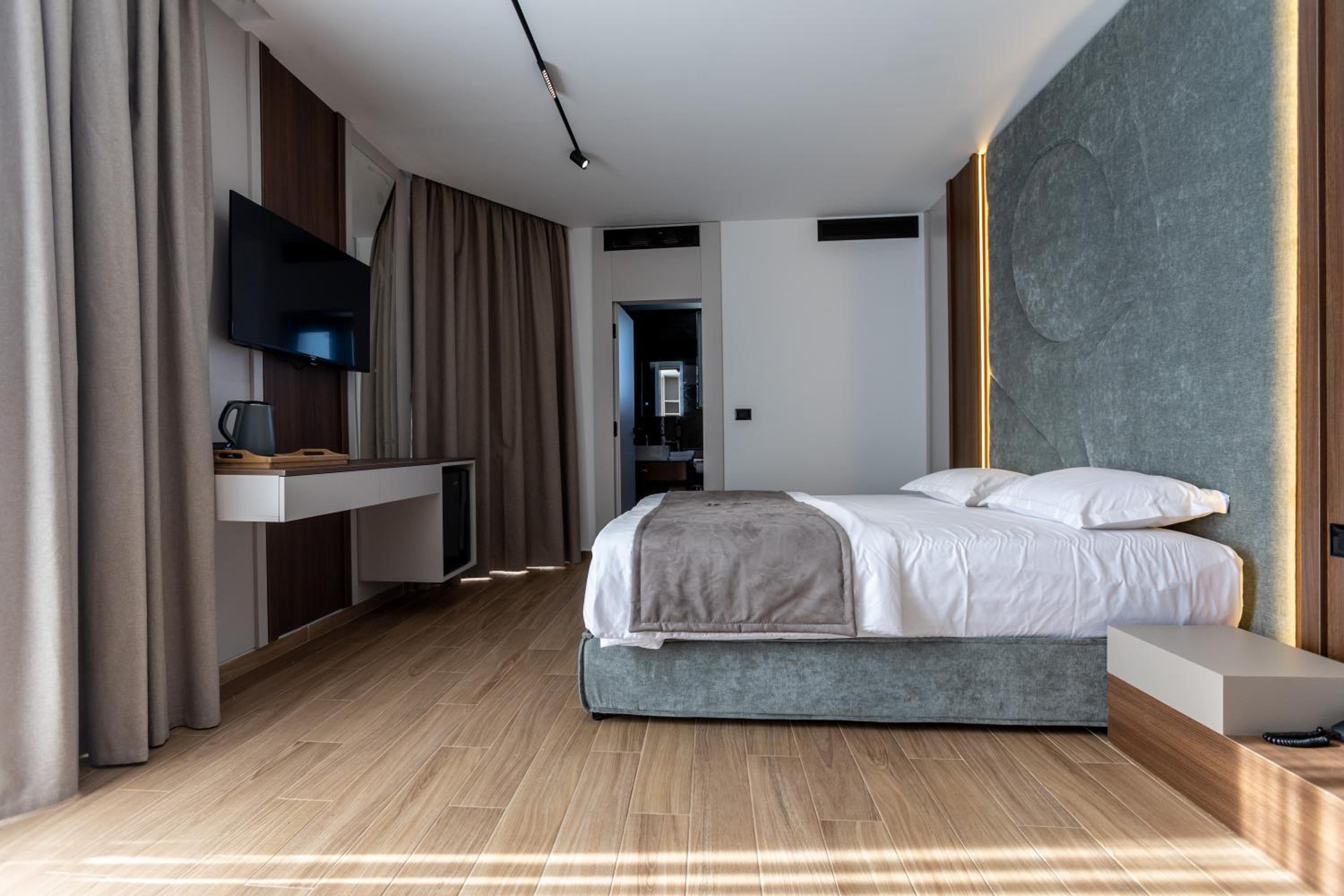 King Suite with Pool View