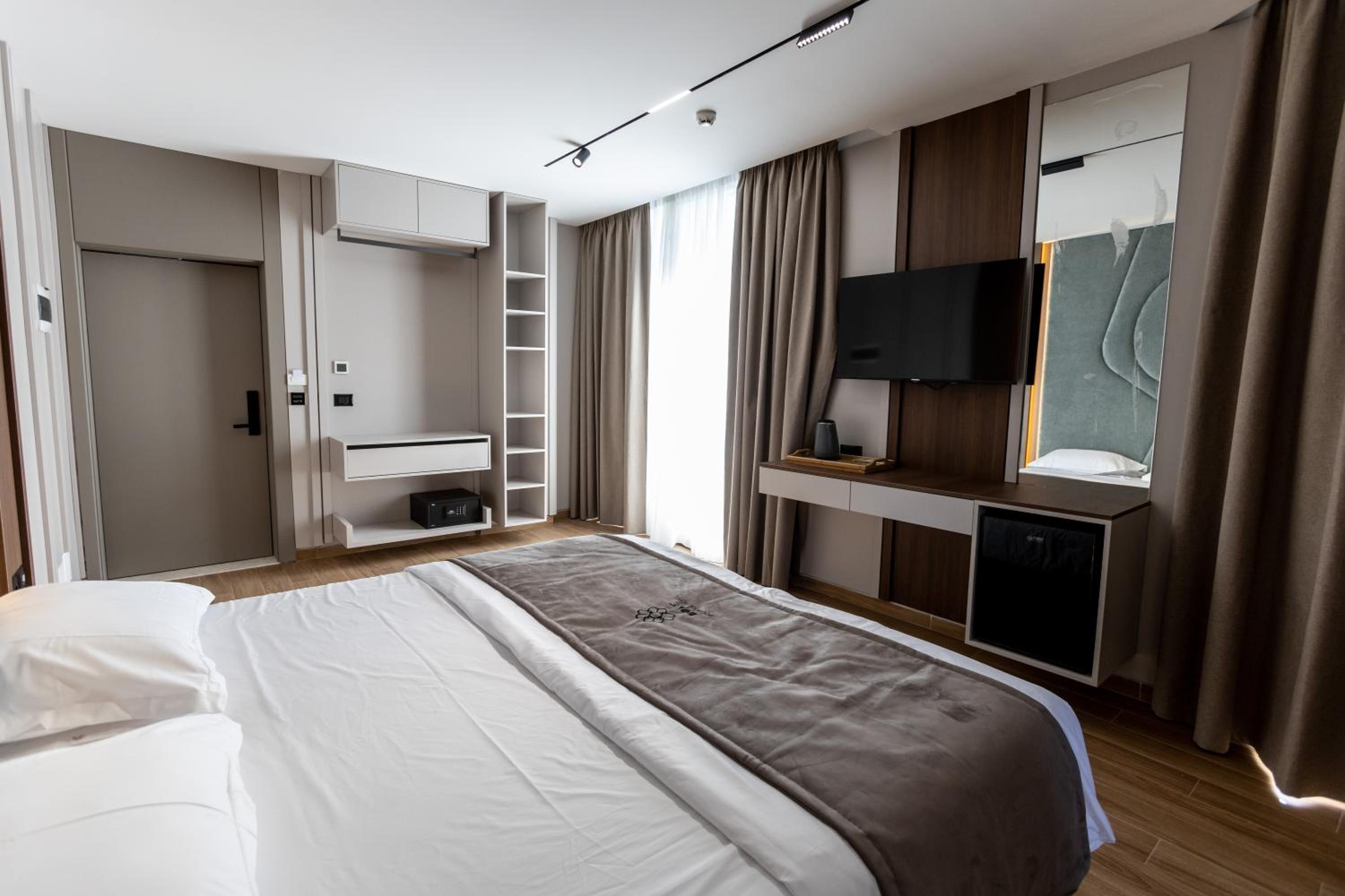 King Suite with Pool View photo 2