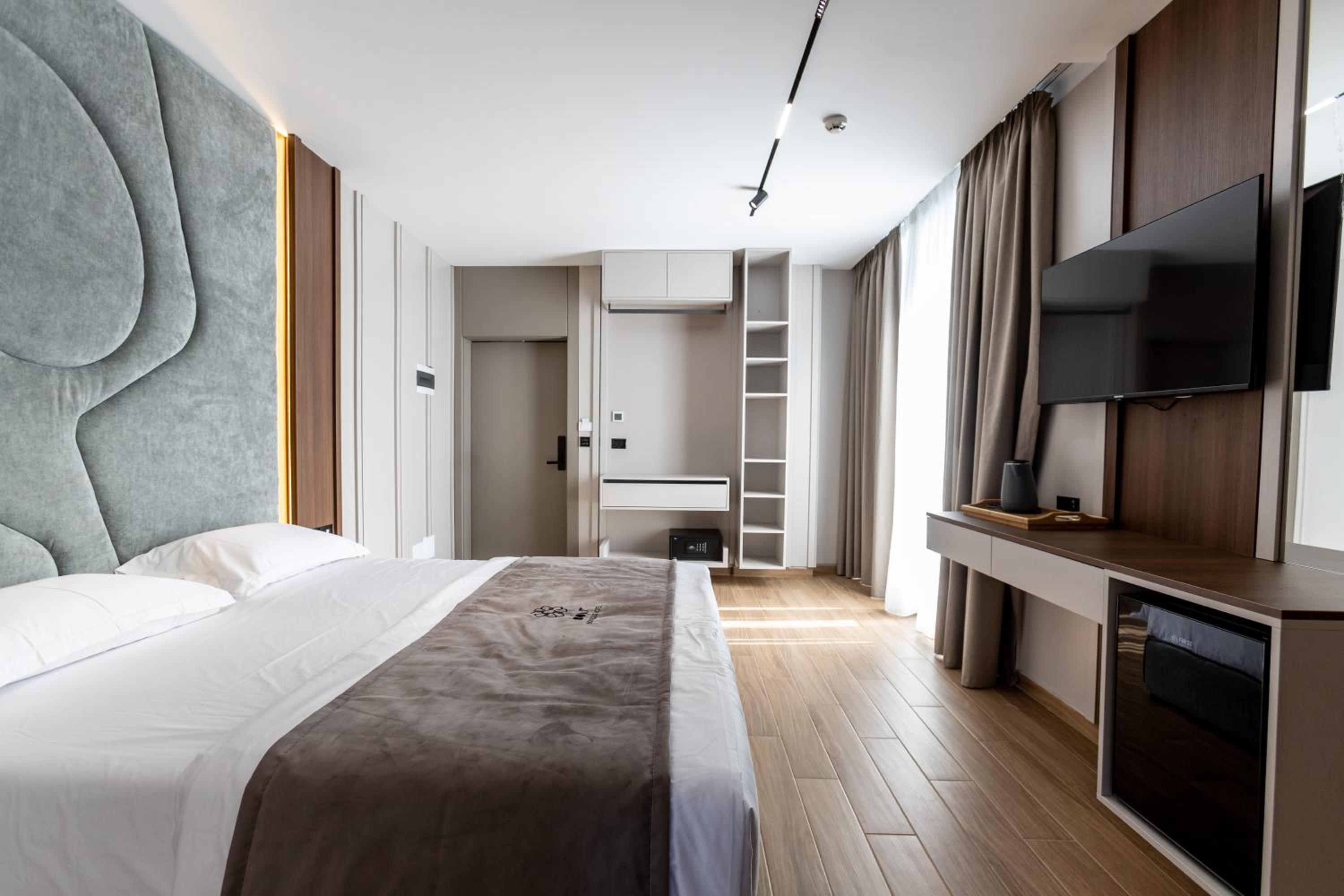 King Suite with Pool View photo 3