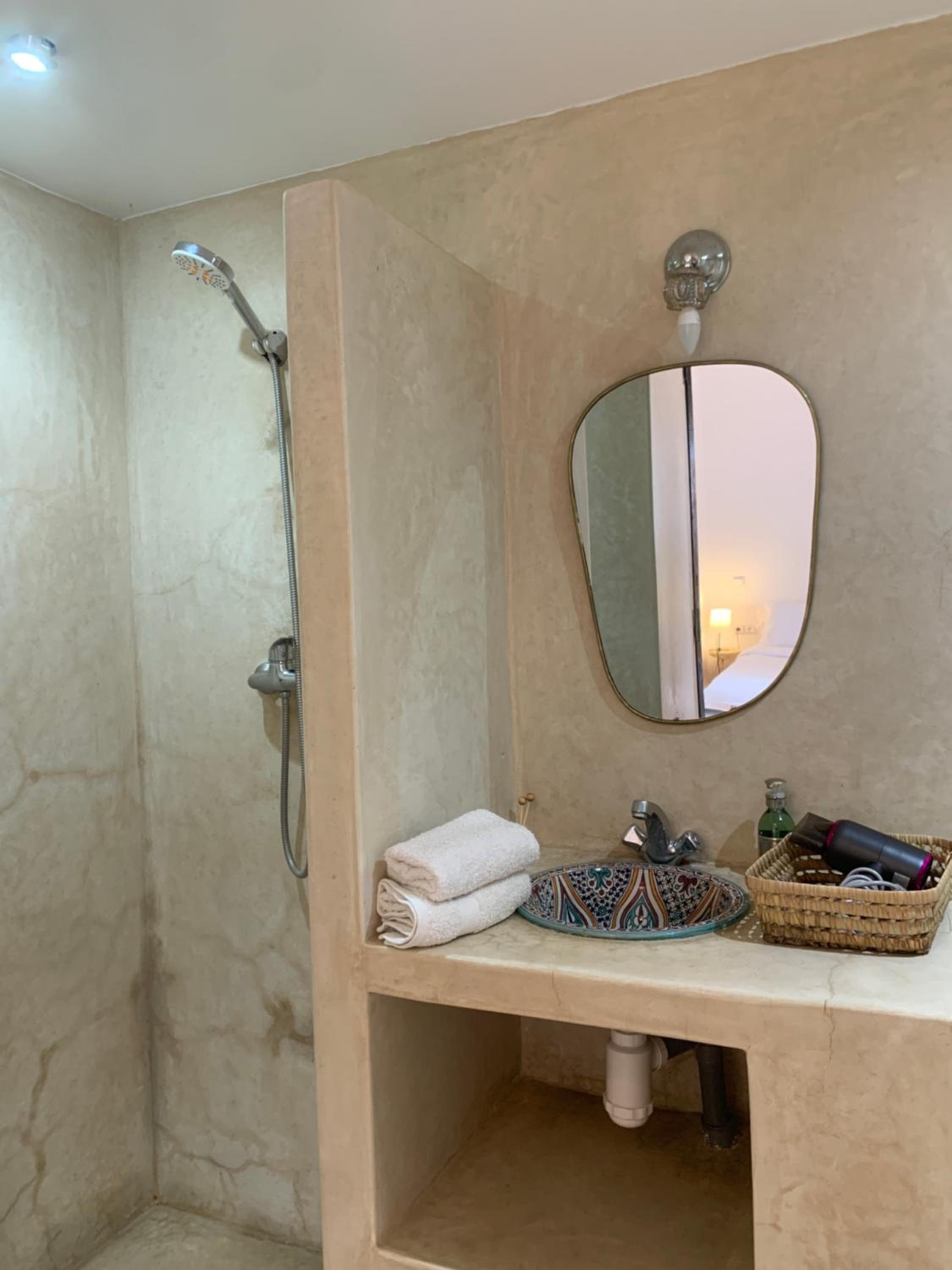 Double Room with Private Bathroom - Photo 9