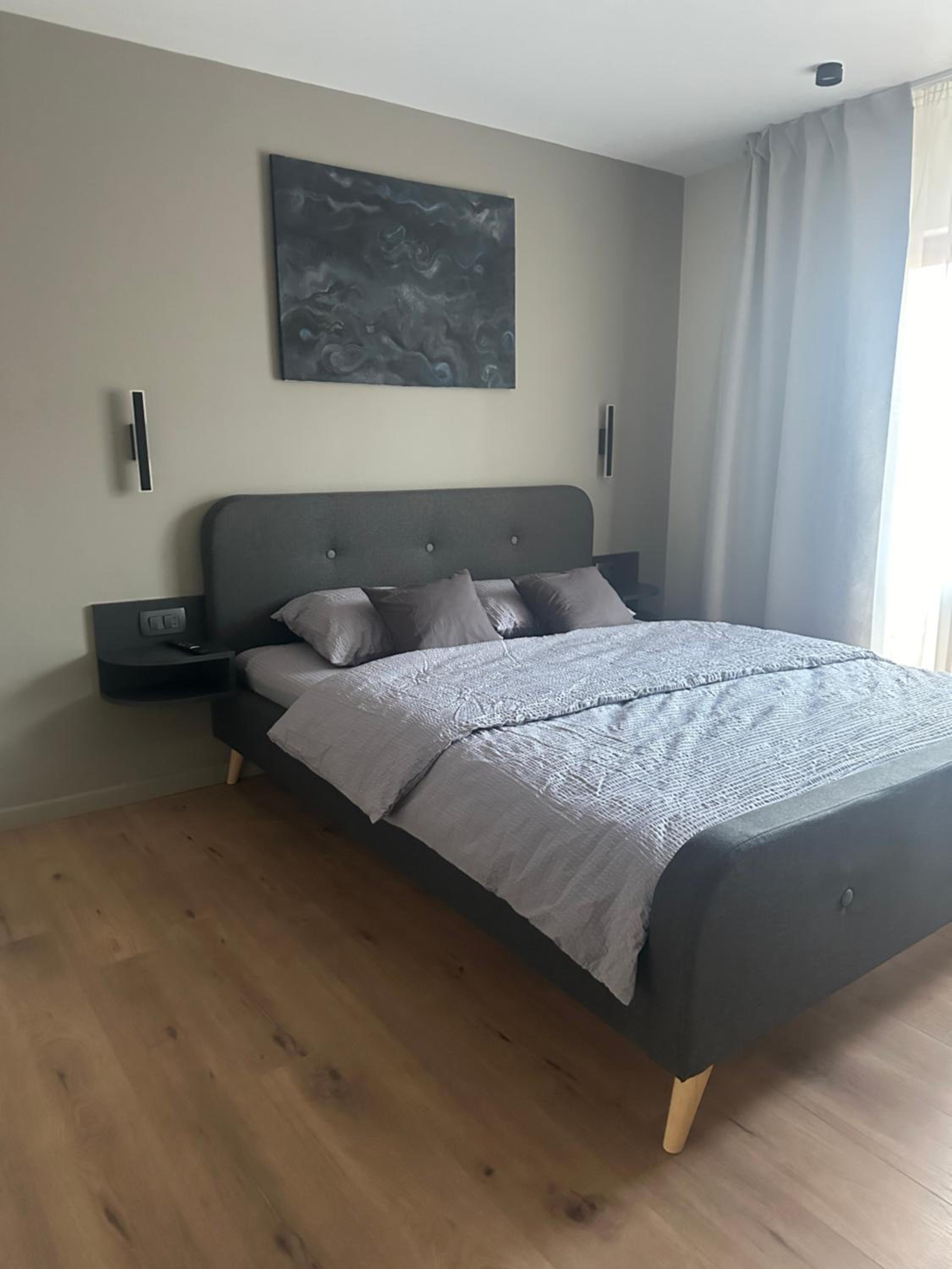 One-Bedroom Apartment photo 1