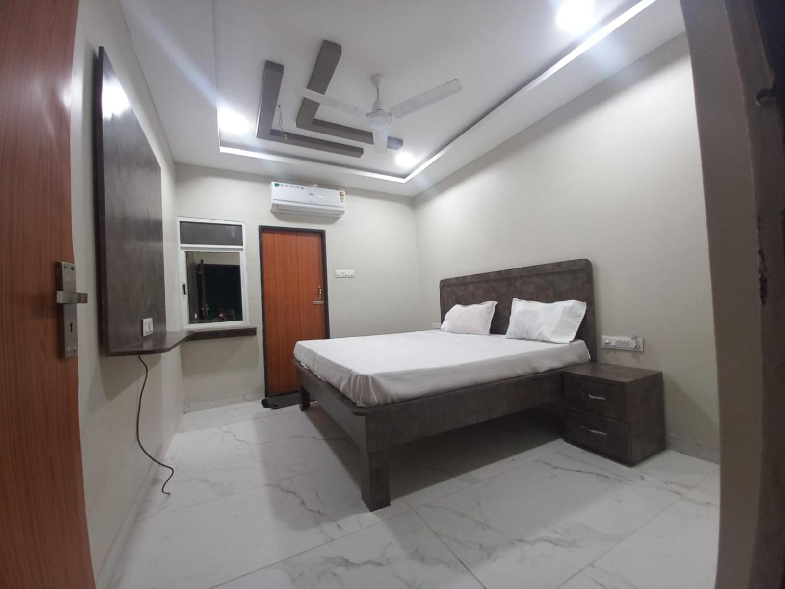 Deluxe Double Room (2 Adults + 1 Child) photo 2