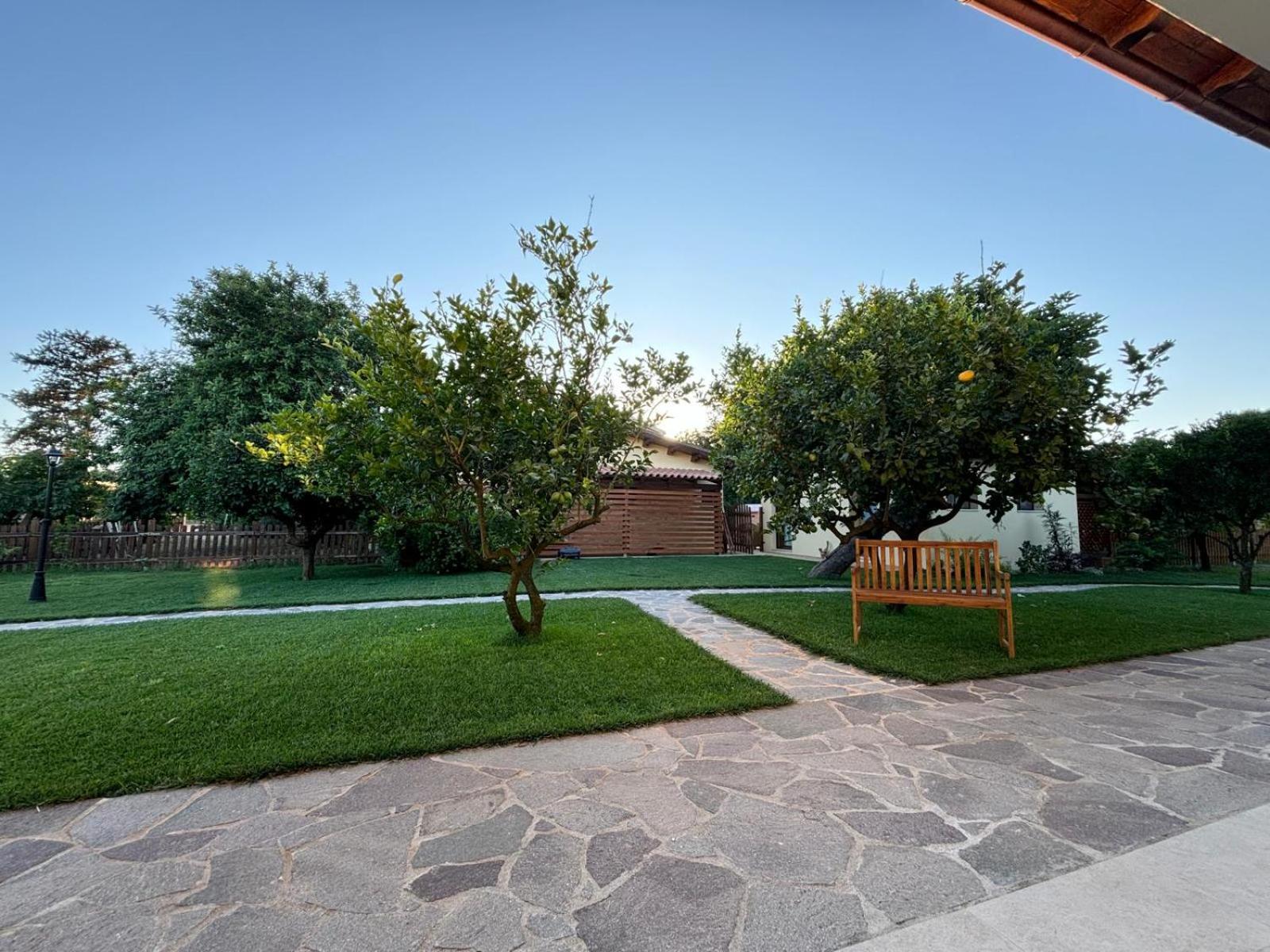 One-Bedroom Apartment with Garden photo 2