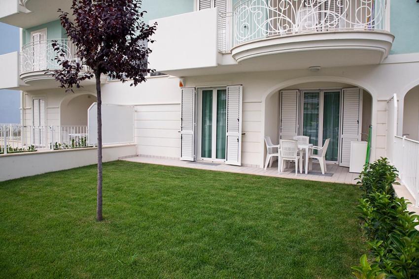 Apartment with Garden View