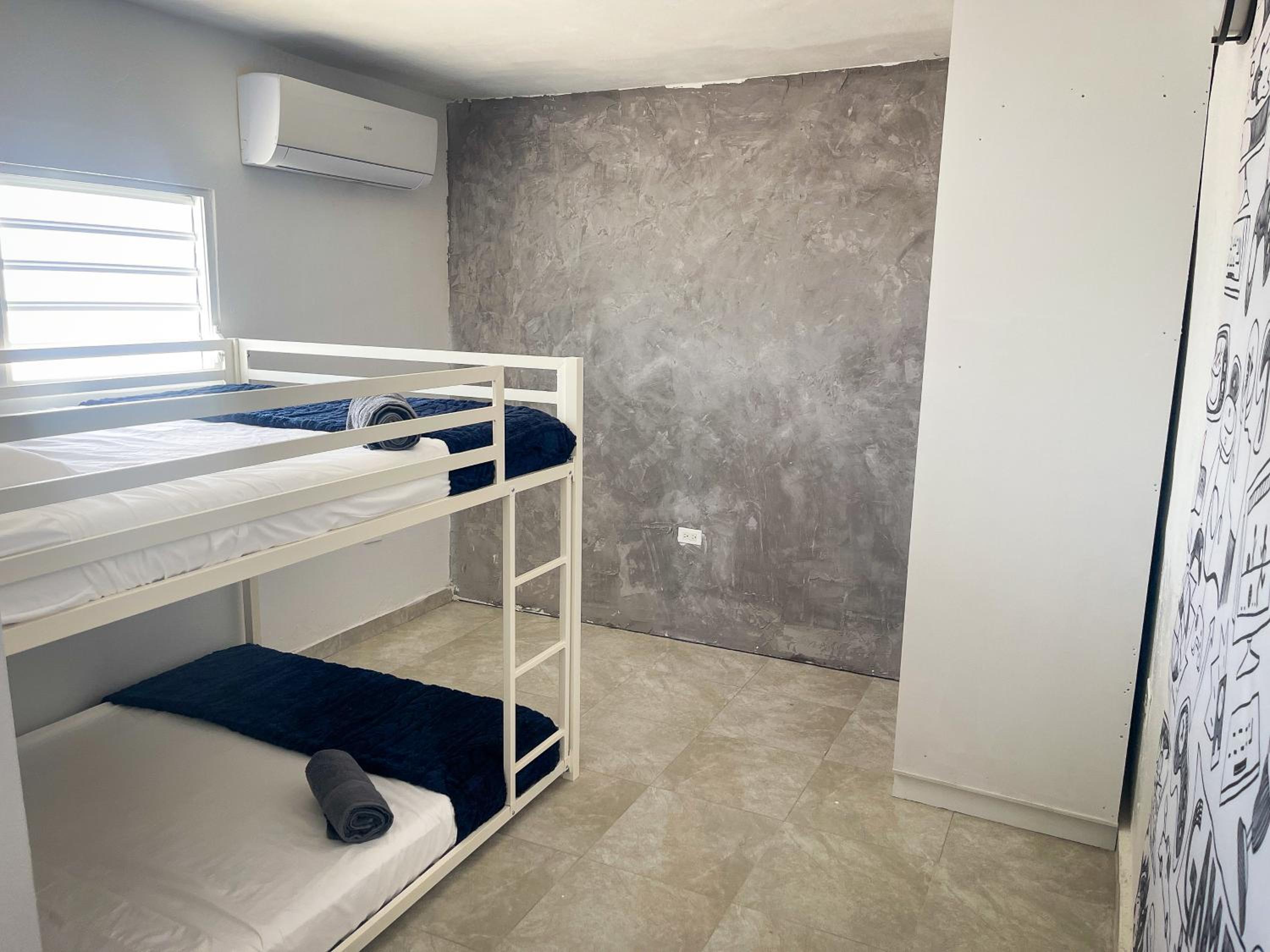 Eight-Bedroom House photo 1