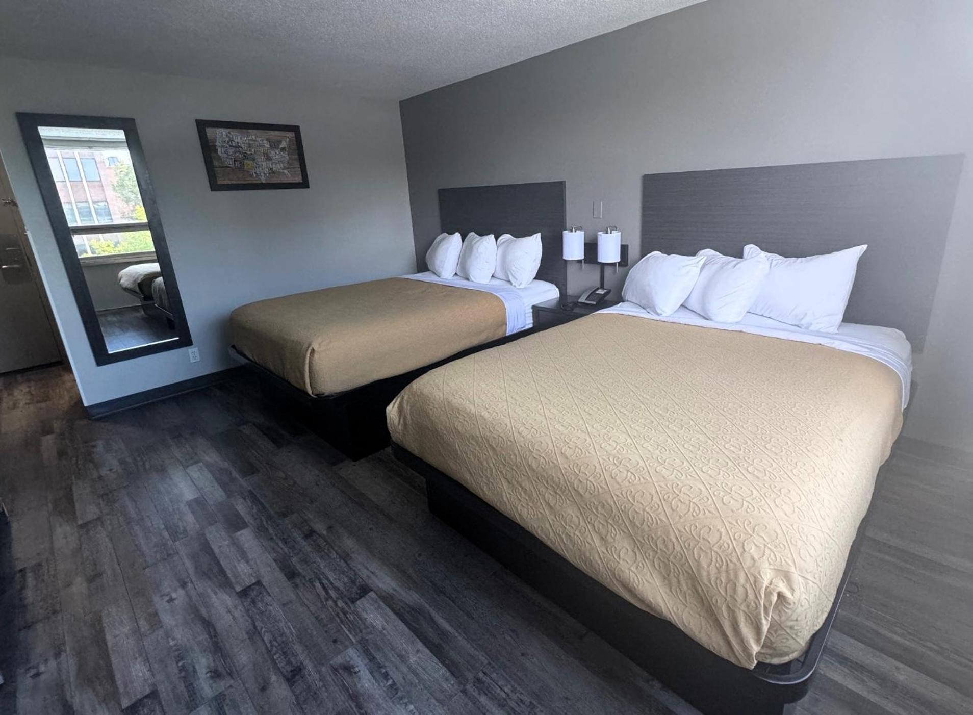 Queen Room with Two Queen Beds - Non-Smoking - Photo 1