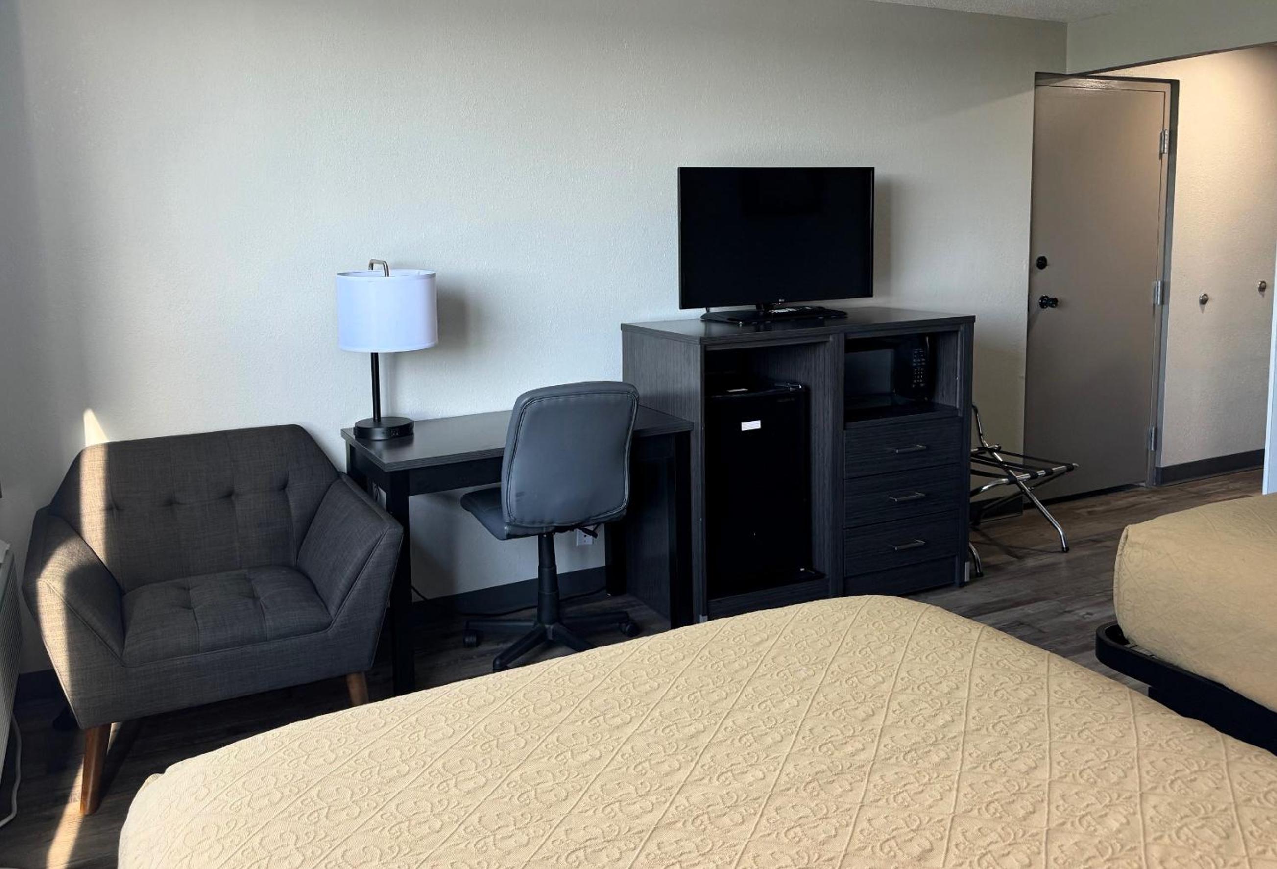 Queen Room with Two Queen Beds - Non-Smoking - Photo 2