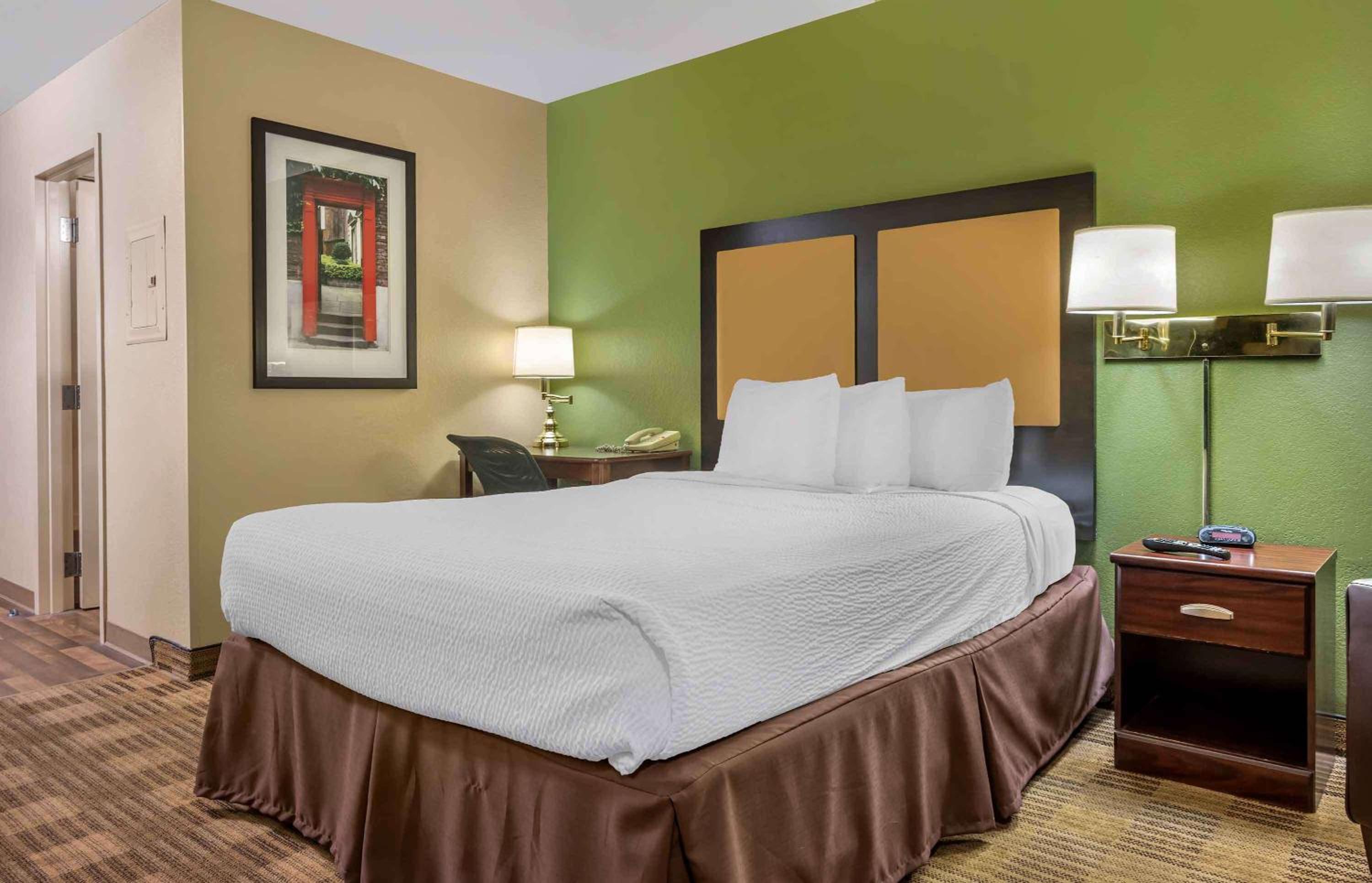 Queen studio with 1 Queen Bed - Disability Access/Non-Smoking - Photo 7