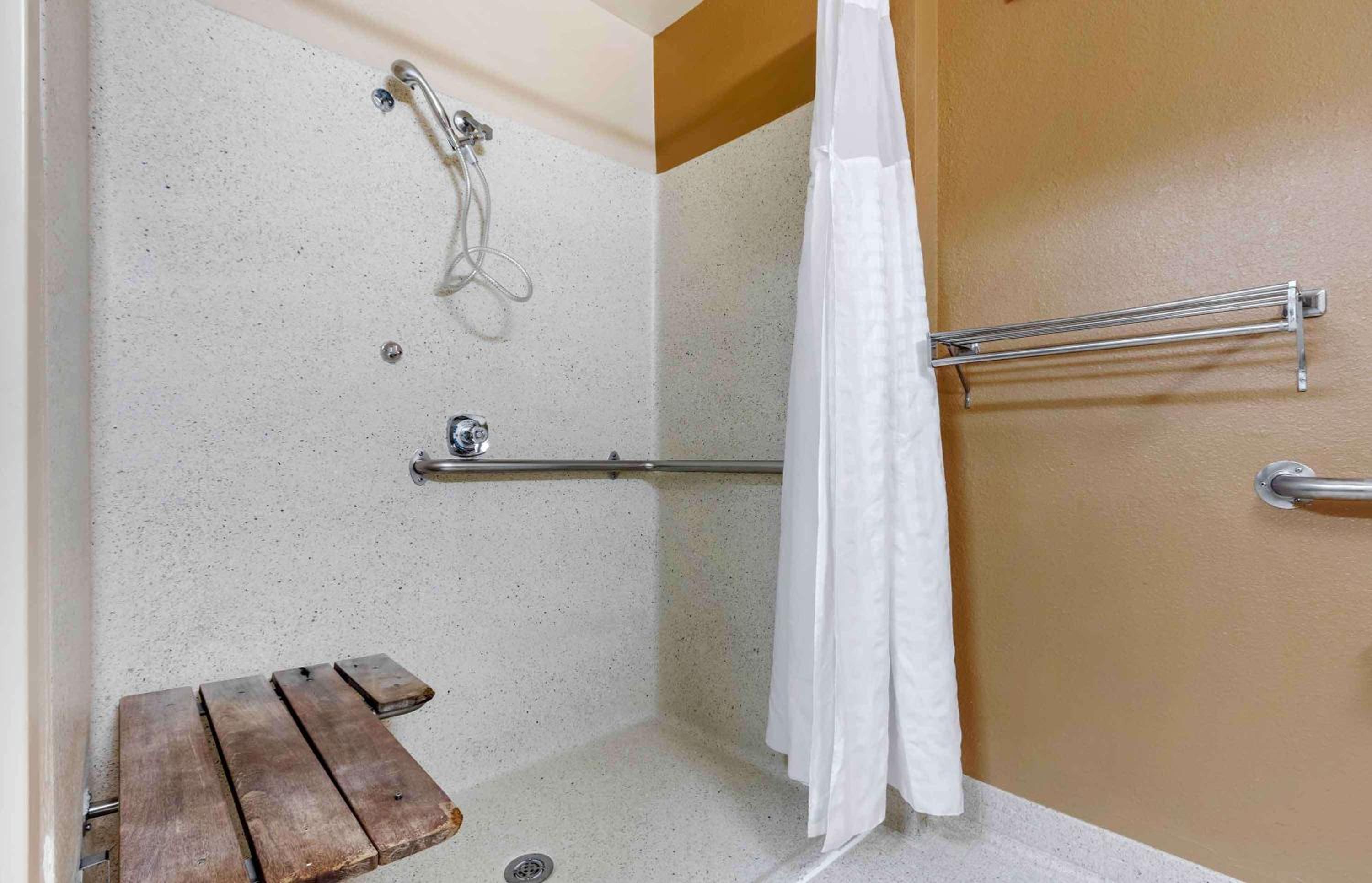 Queen studio with 1 Queen Bed - Disability Access/Non-Smoking - Photo 10