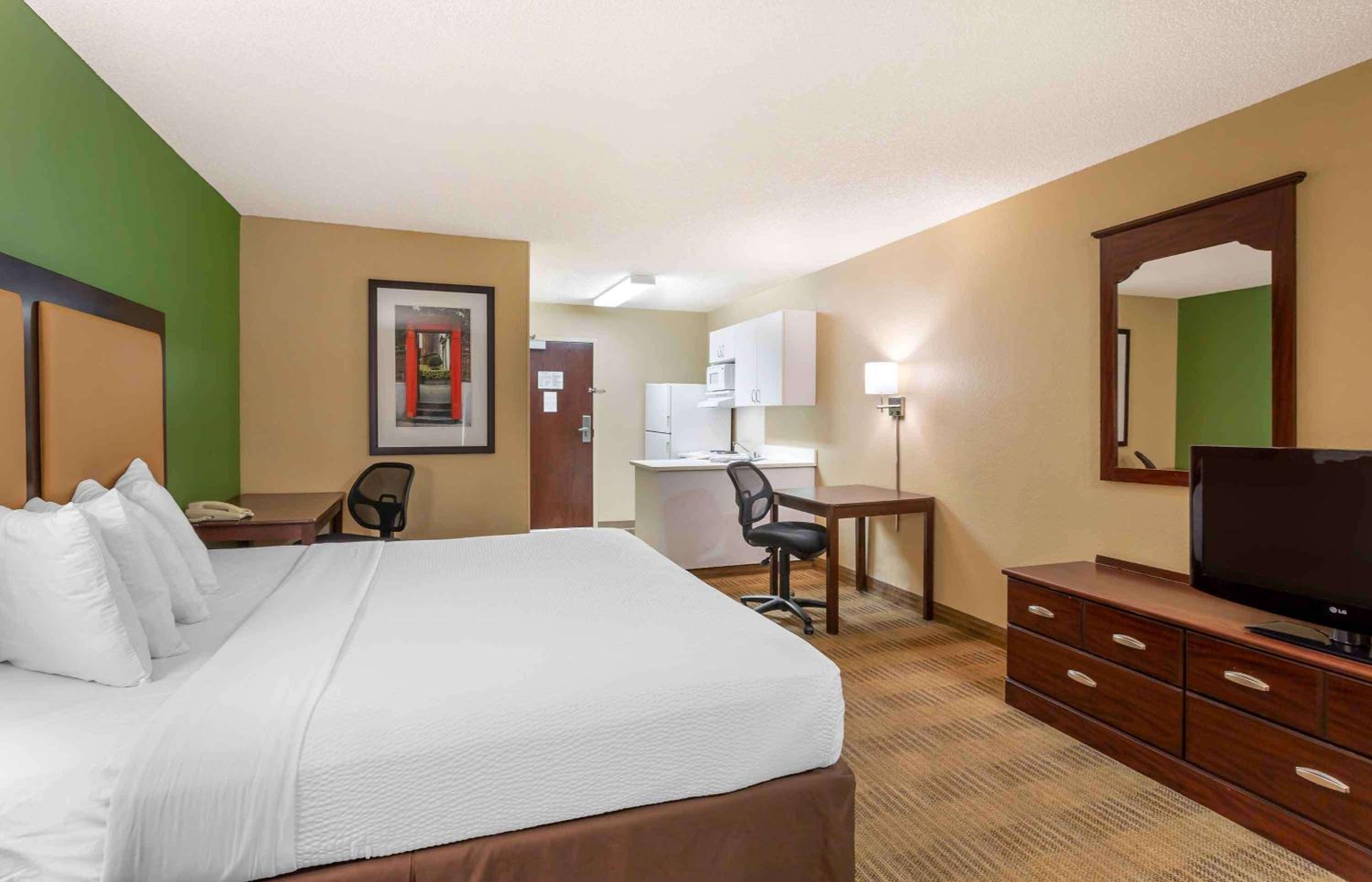 Studio with 1 King Bed - Non-Smoking - Photo 11