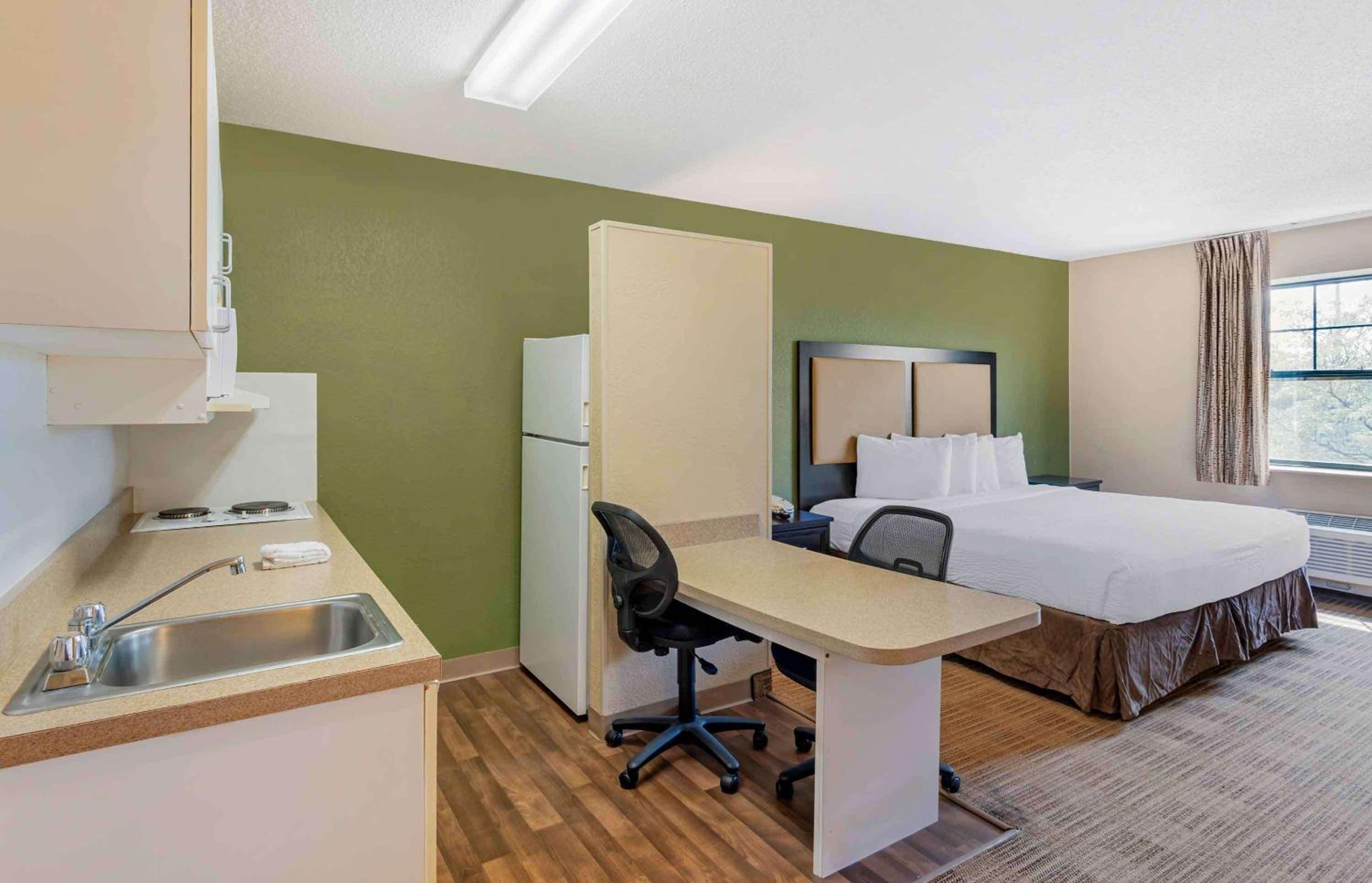 Studio with 1 King Bed - Non-Smoking - Photo 11