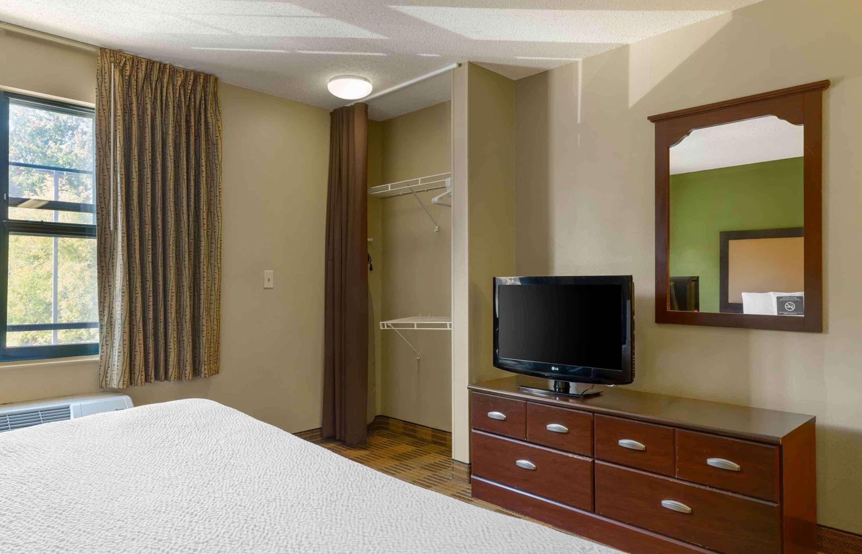 Studio with 1 King Bed - Non-Smoking - Photo 3