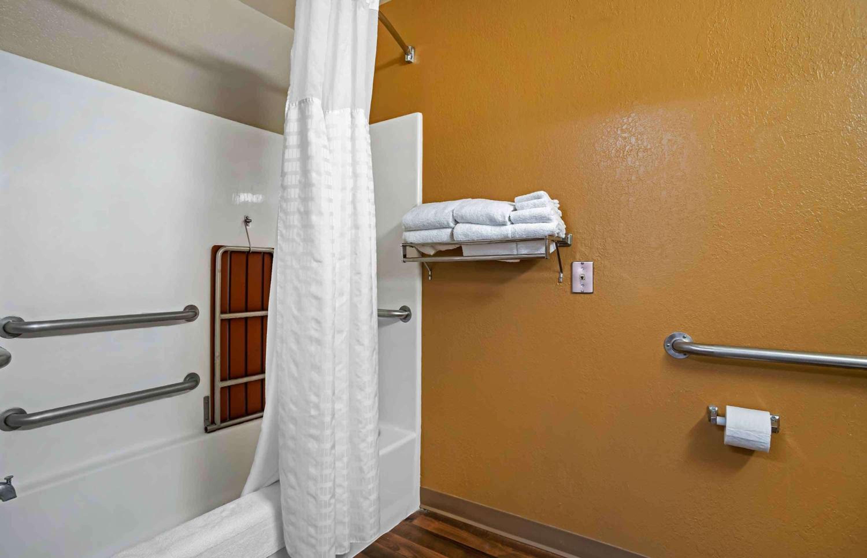 Queen studio with 1 Queen Bed - Disability Access/Non-Smoking - Photo 12